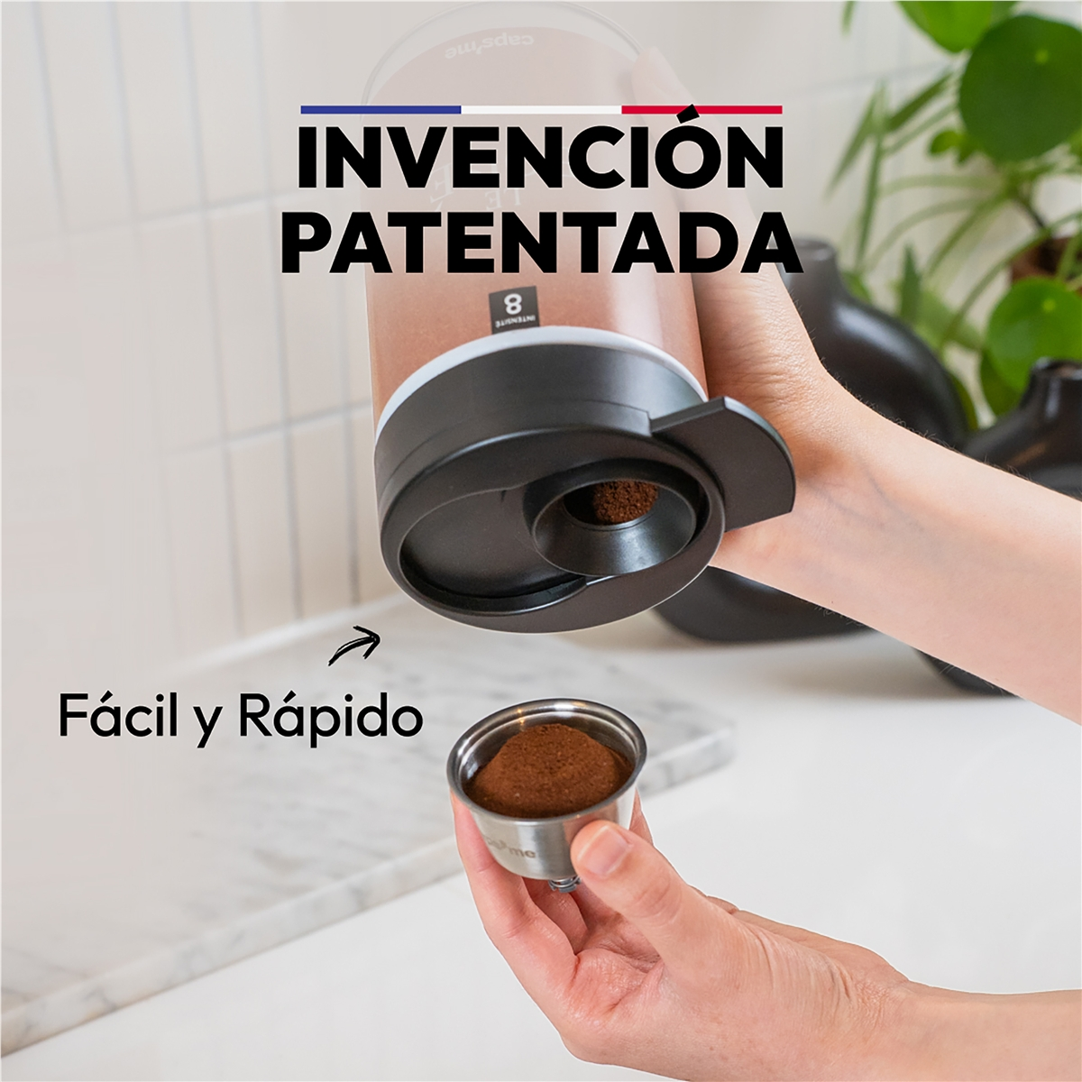 Una mano sostiene una cafetera dispensando café molido en una taza pequeña.