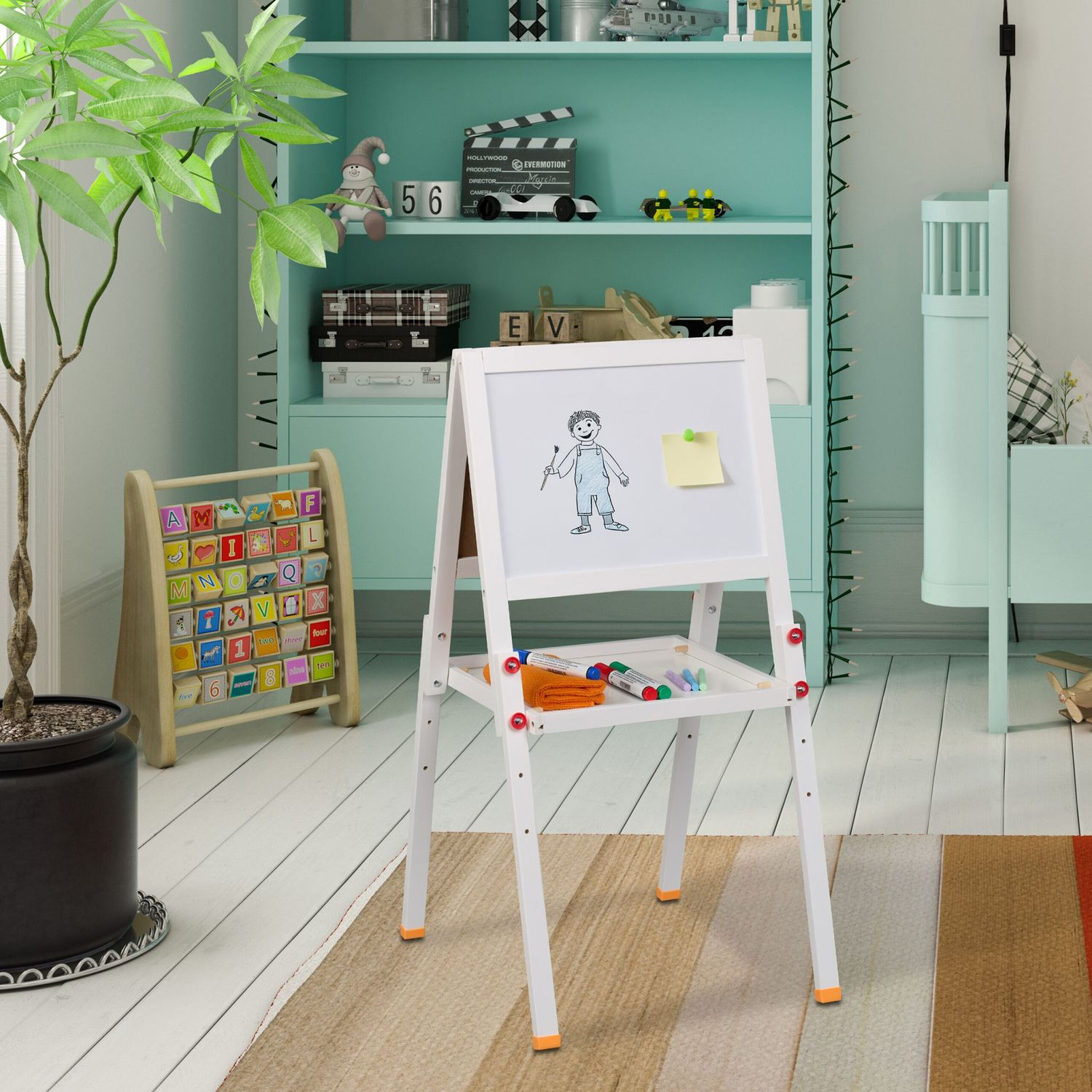 Habitación infantil con caballete, juguetes y cama. Colores vivos.