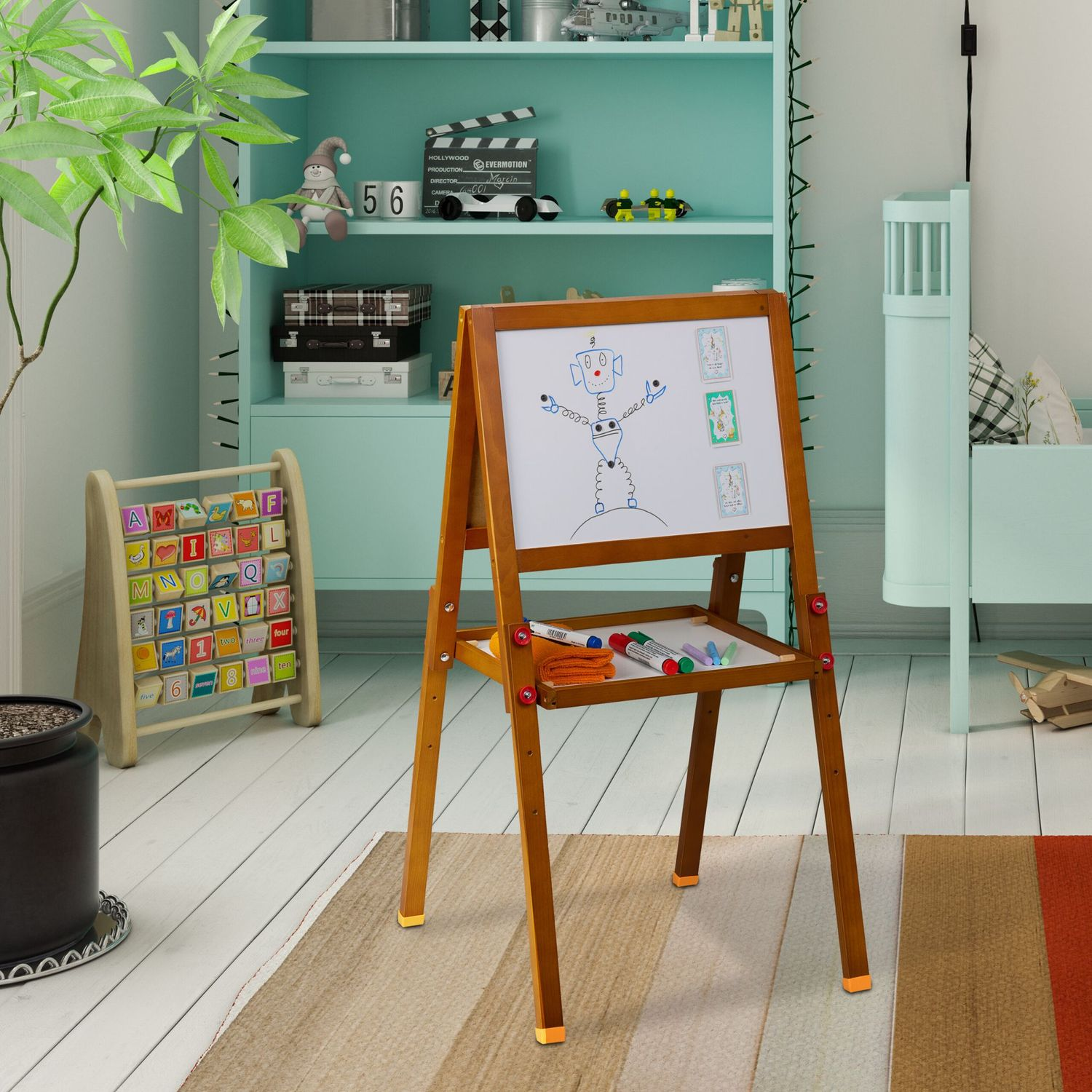 Una habitación infantil con un caballete que muestra un robot dibujado.