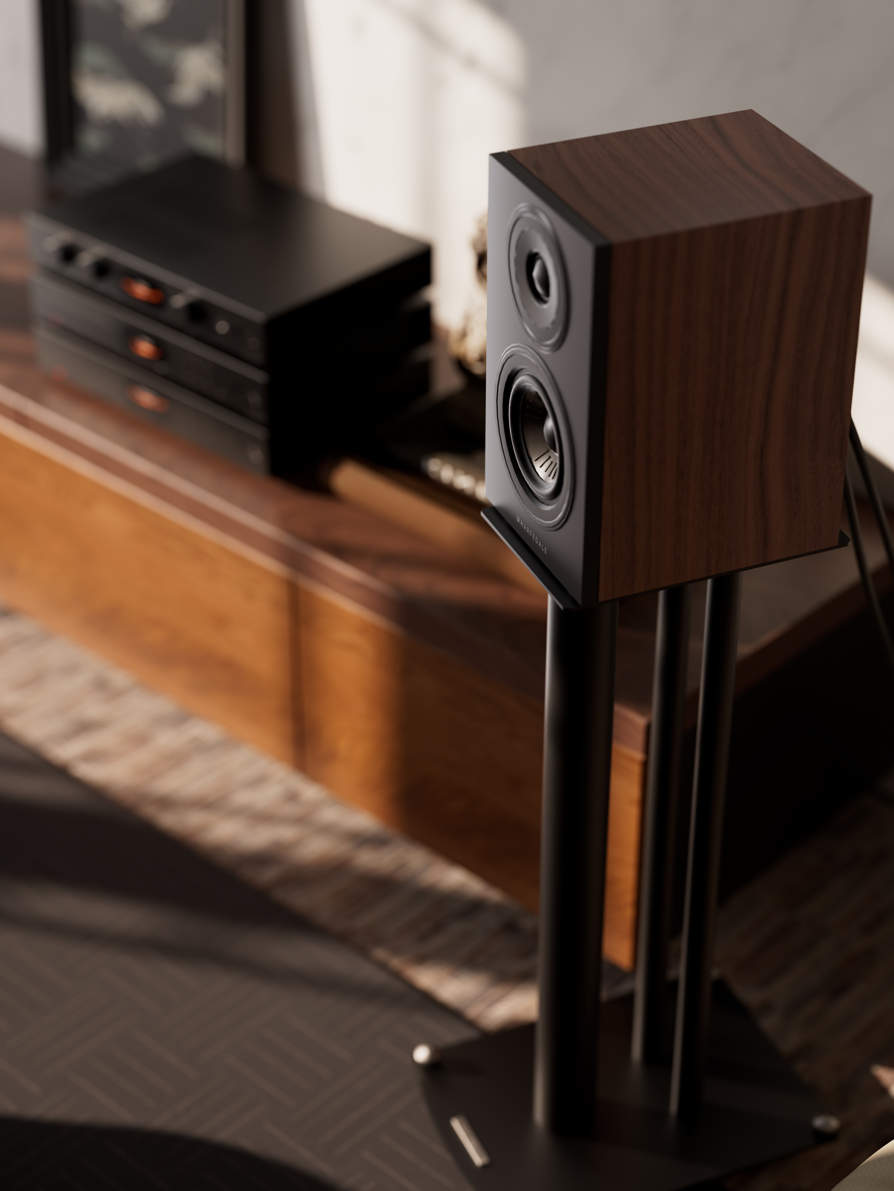 Une enceinte en bois repose sur un support noir à côté d'un équipement audio électronique.