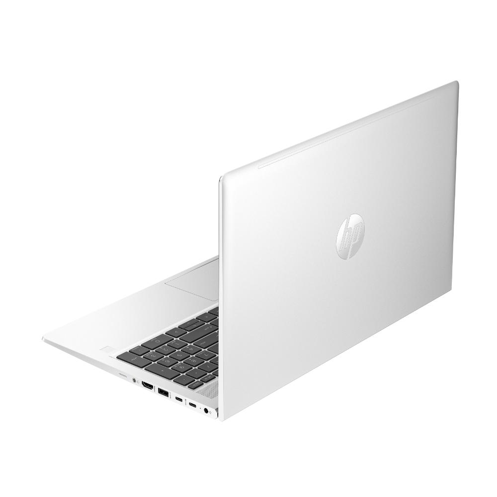 Gümüş rengi HP dizüstü bilgisayar açık, klavye ve bağlantı noktaları görünüyor. Kapak yukarıda.