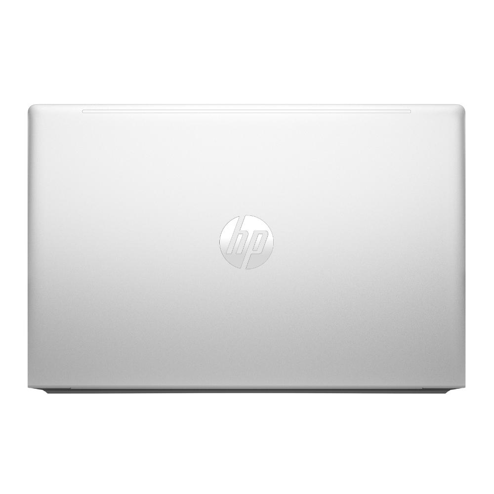 Kapalı gümüş HP dizüstü bilgisayar, kapakta kabartmalı logo.