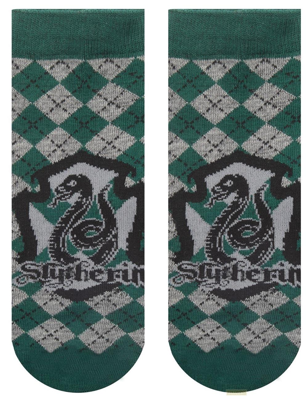 Grüne Socken mit Rautenmuster und Slytherin-Logo.