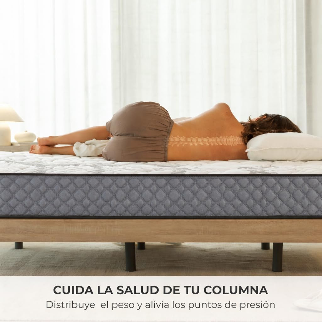 Mujer yace en cama; columna resaltada. Marco de cama gris.
