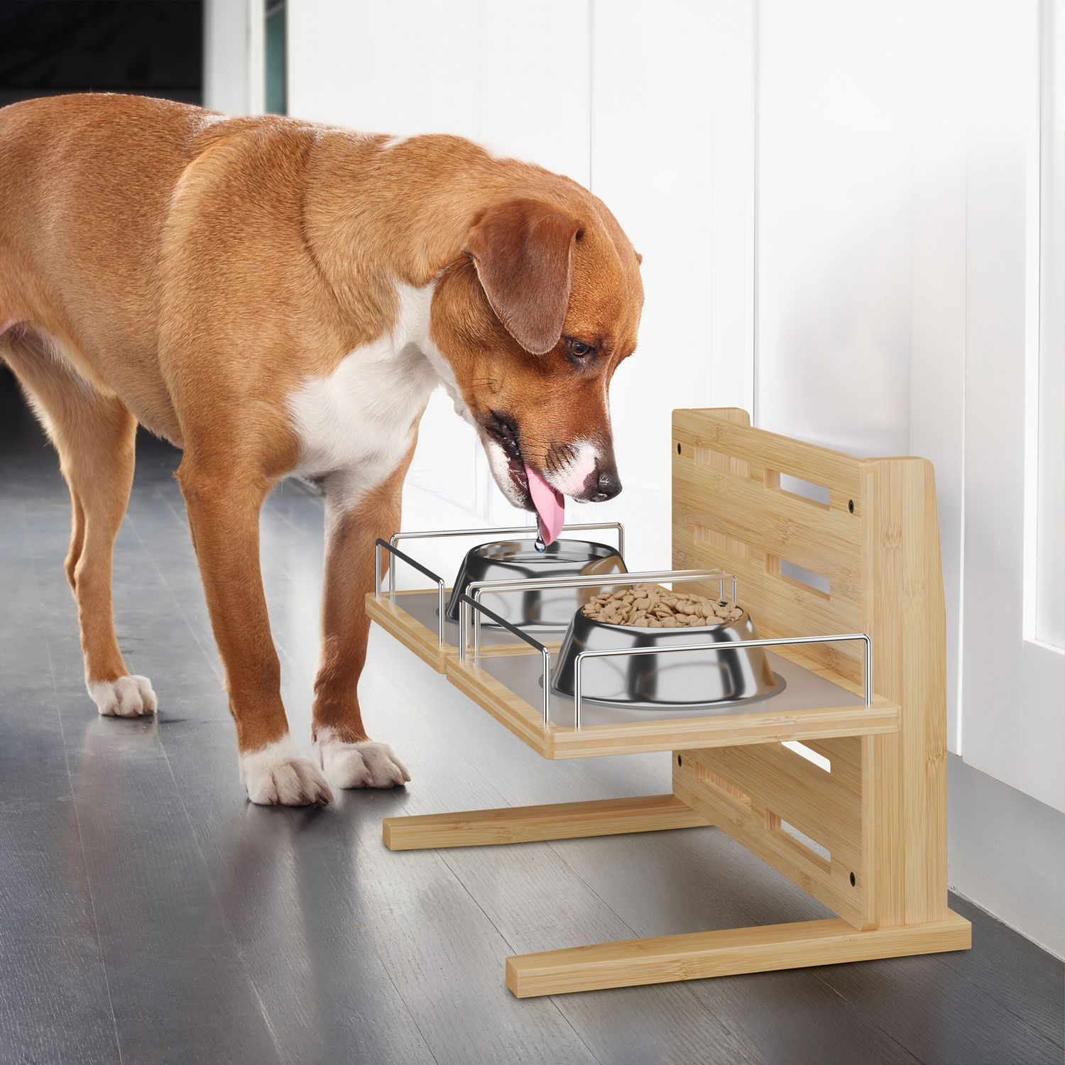 Un perro marrón lame comida de un cuenco en un soporte de madera.
