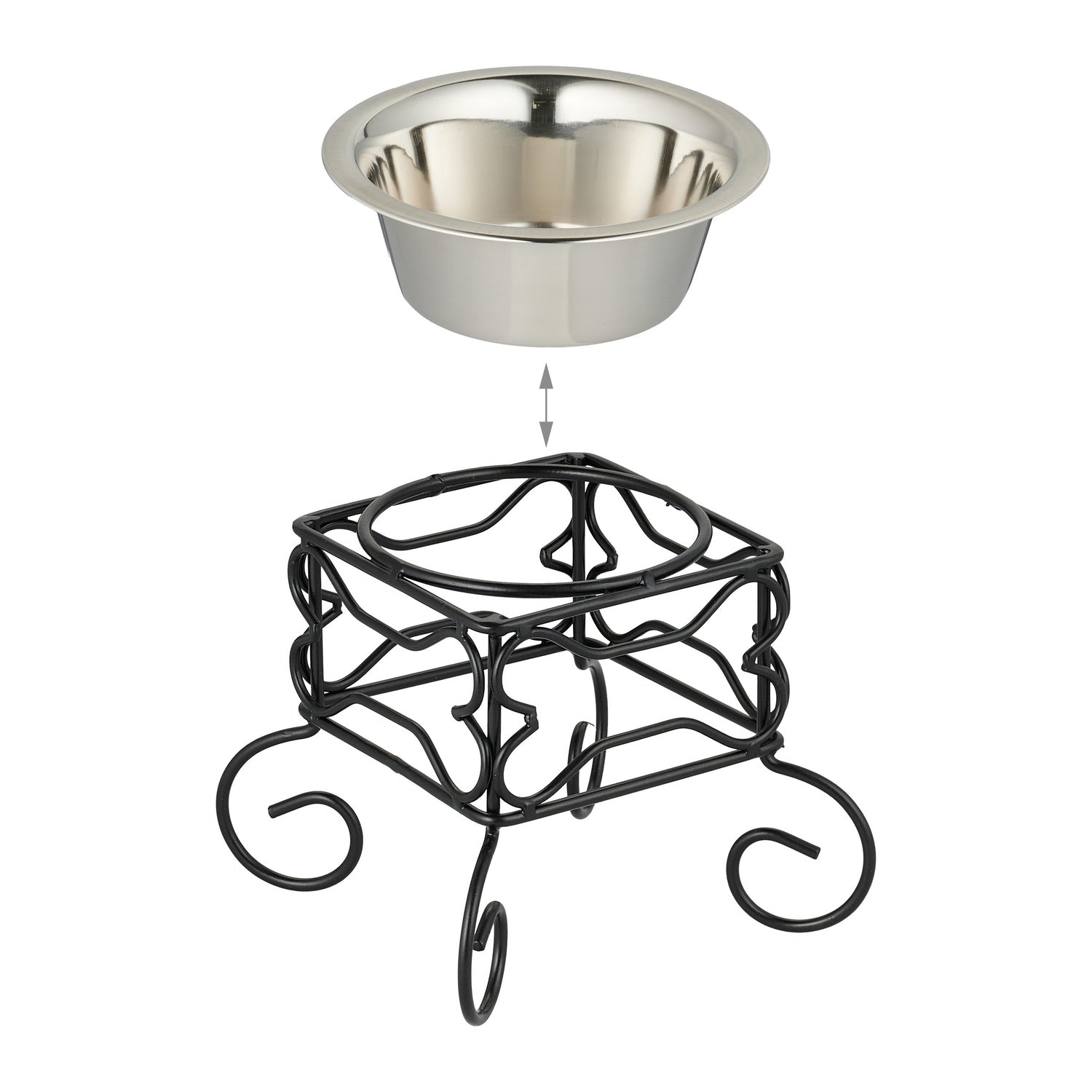Cuenco de acero inoxidable sobre soporte negro de hierro forjado con volutas.