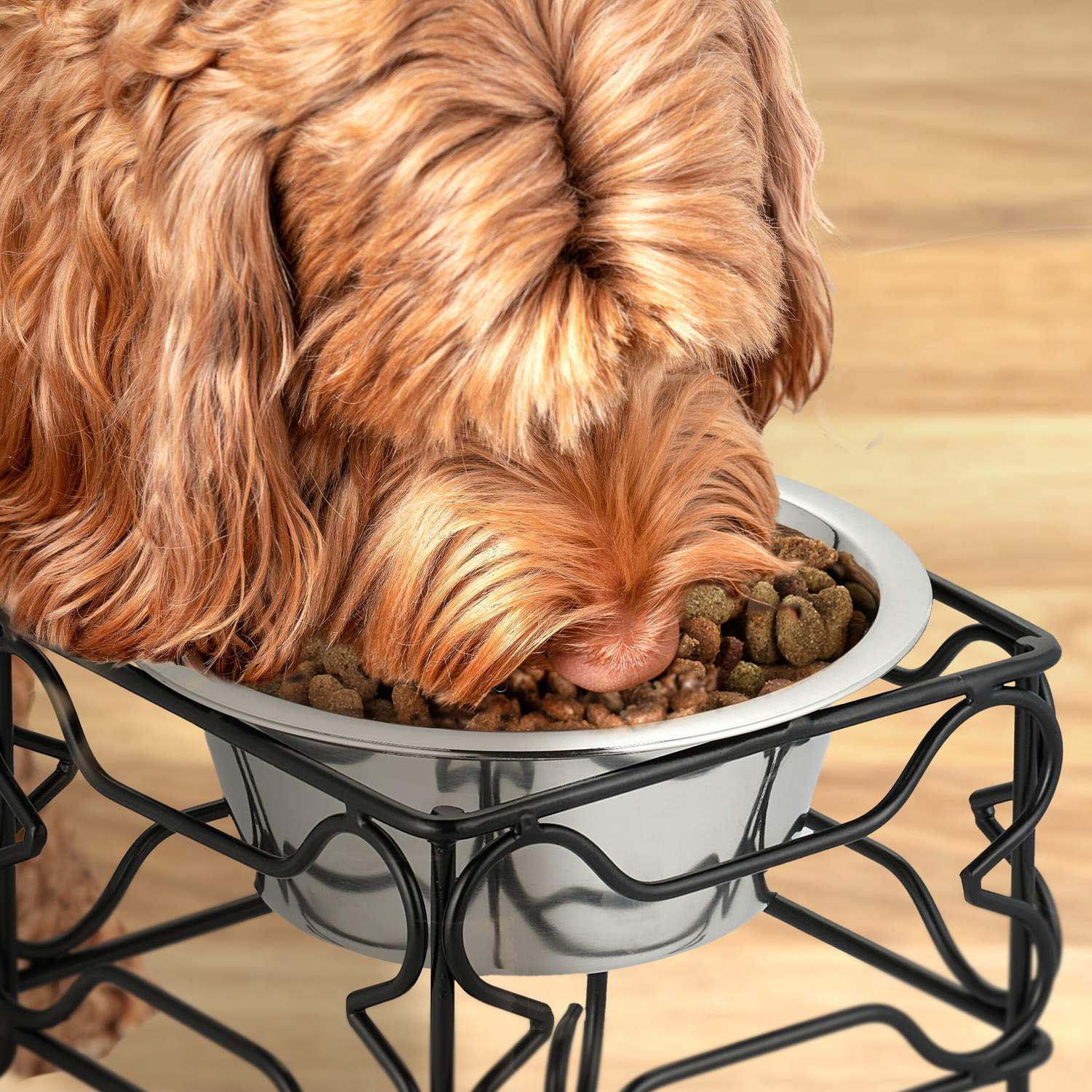 Un perro marrón come de un cuenco de comida en un soporte.