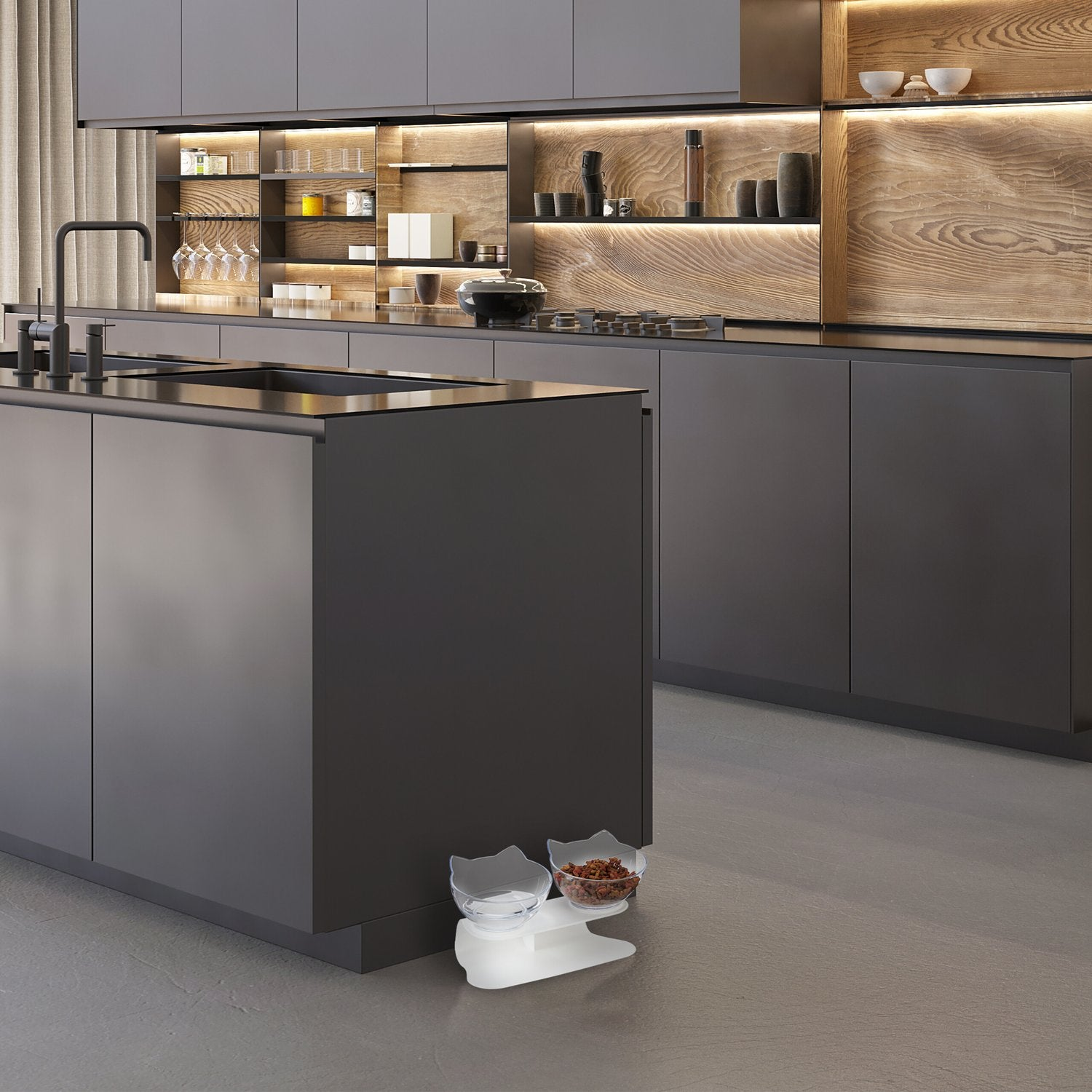 Moderna cocina gris con estantes de madera, grifo negro y dos cuencos para mascotas.