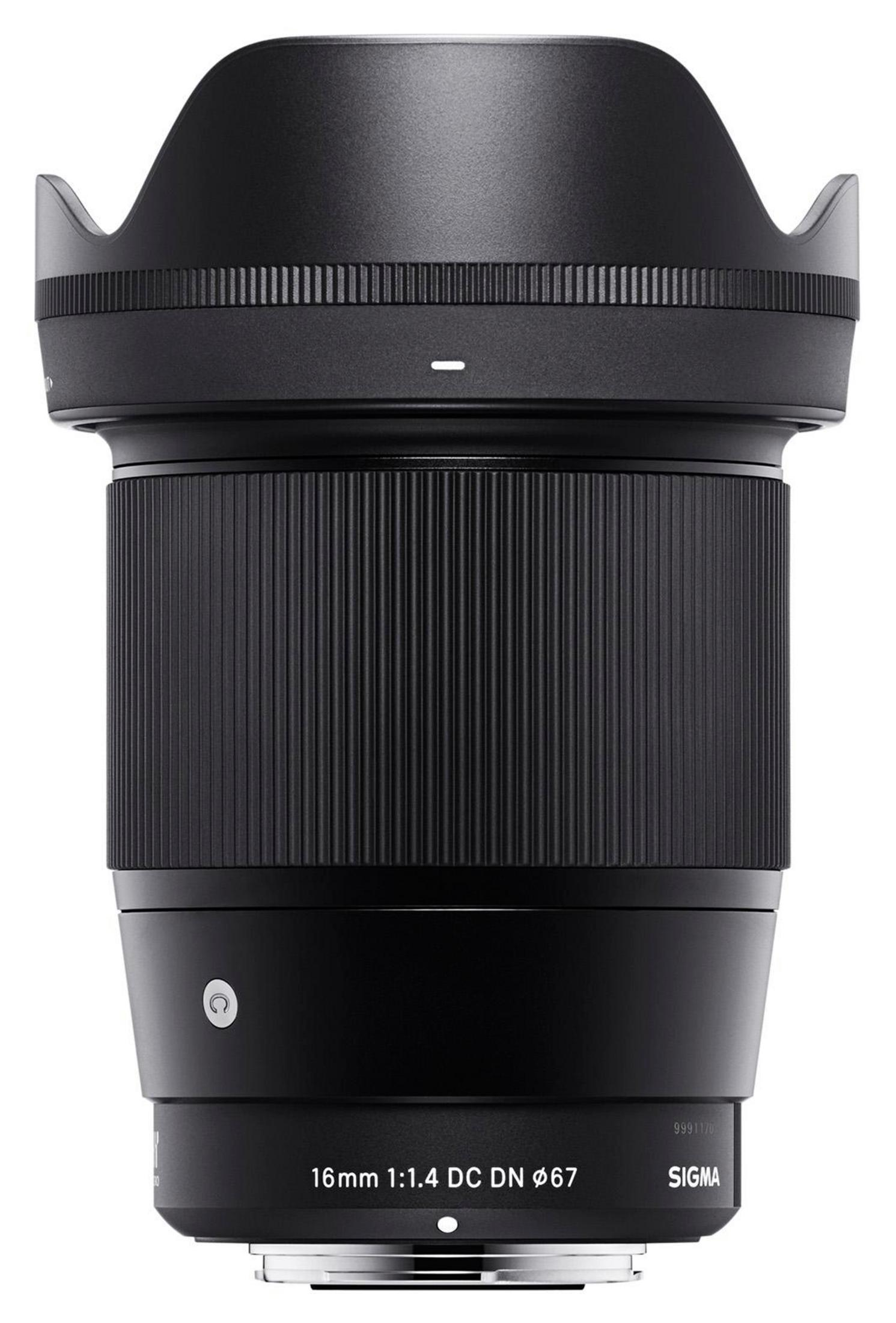 Zwarte Sigma 16mm 1:1.4 DC DN lens met lenskap.