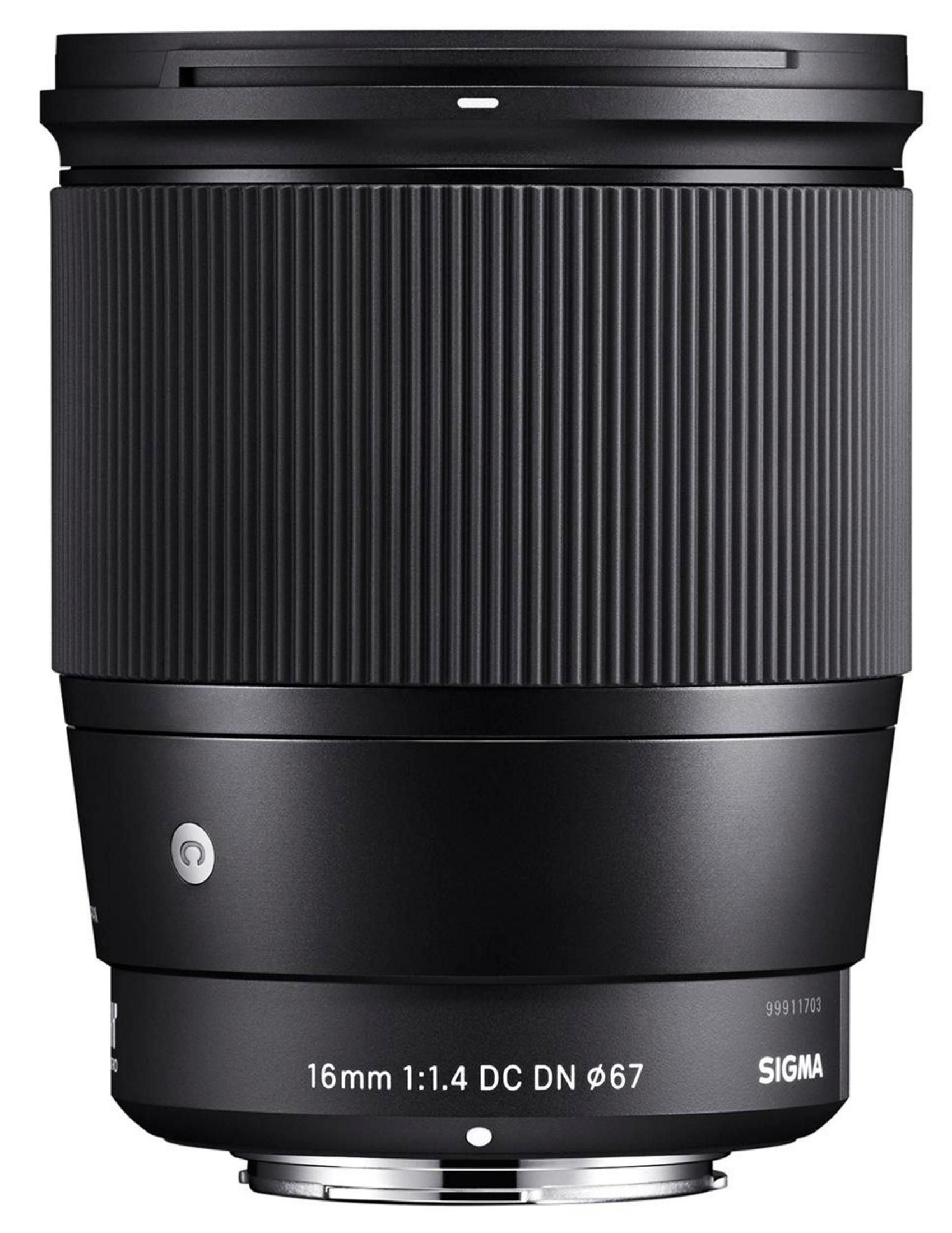 Zwarte Sigma 16mm 1:1.4 DC DN lens met geribbelde scherpstelring.