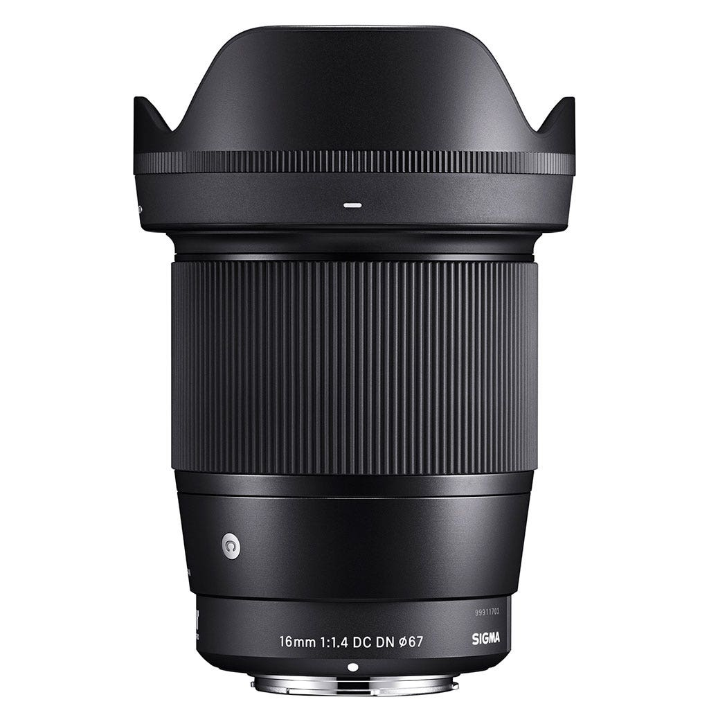 Beyaz arka plan üzerinde parasoleyeli siyah Sigma 16mm 1:1.4 lens.