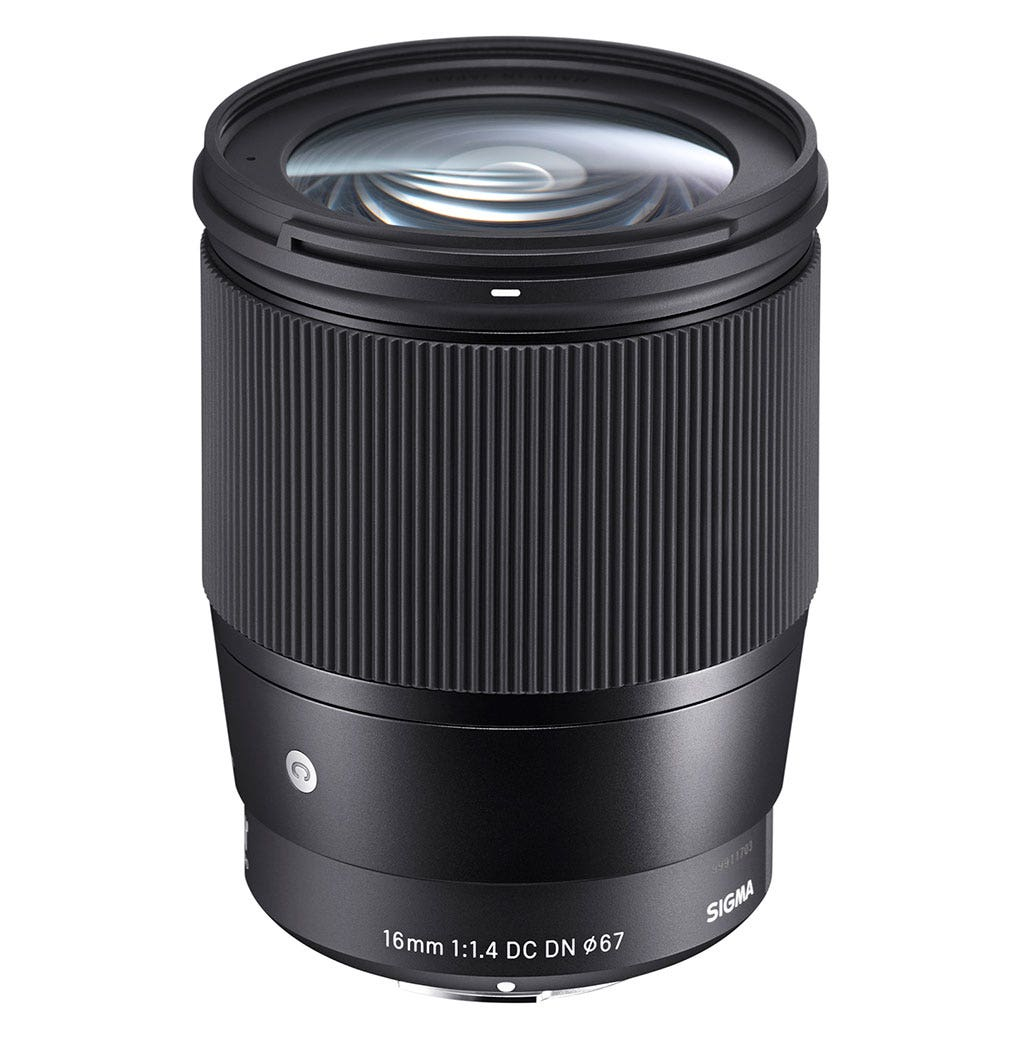 Zwarte lens met geribbeld focuswiel en zilveren belettering.