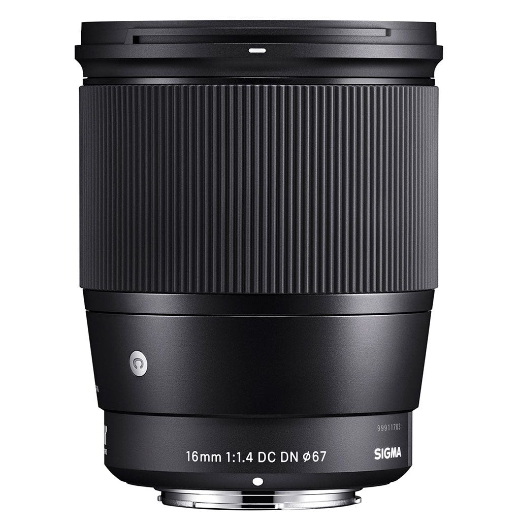 Een zwarte Sigma 16mm 1:1.4 DC DN lens met een geribbelde scherpstelring.
