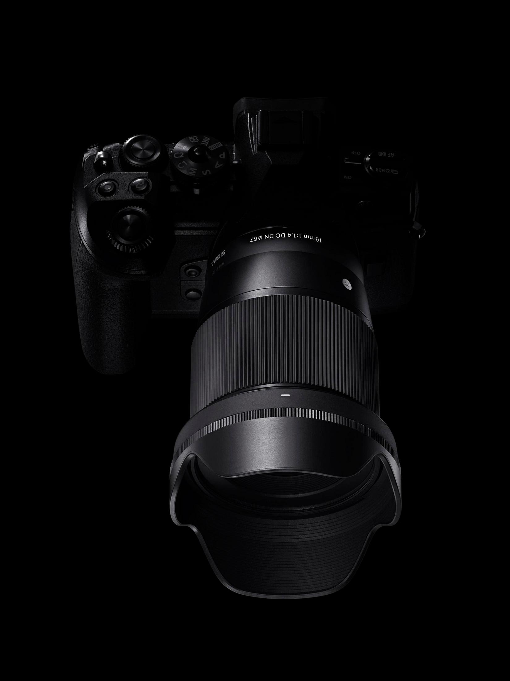 Een zwarte camera met lens, met labels. Donkere achtergrond.