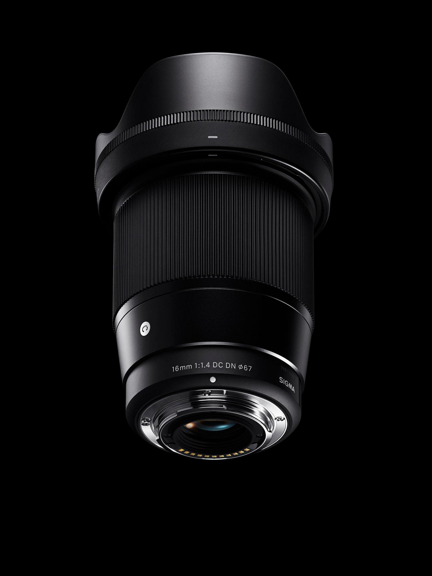 Een zwarte Sigma 16mm 1:1.4 DC DN lens met metalen vatting wordt getoond.