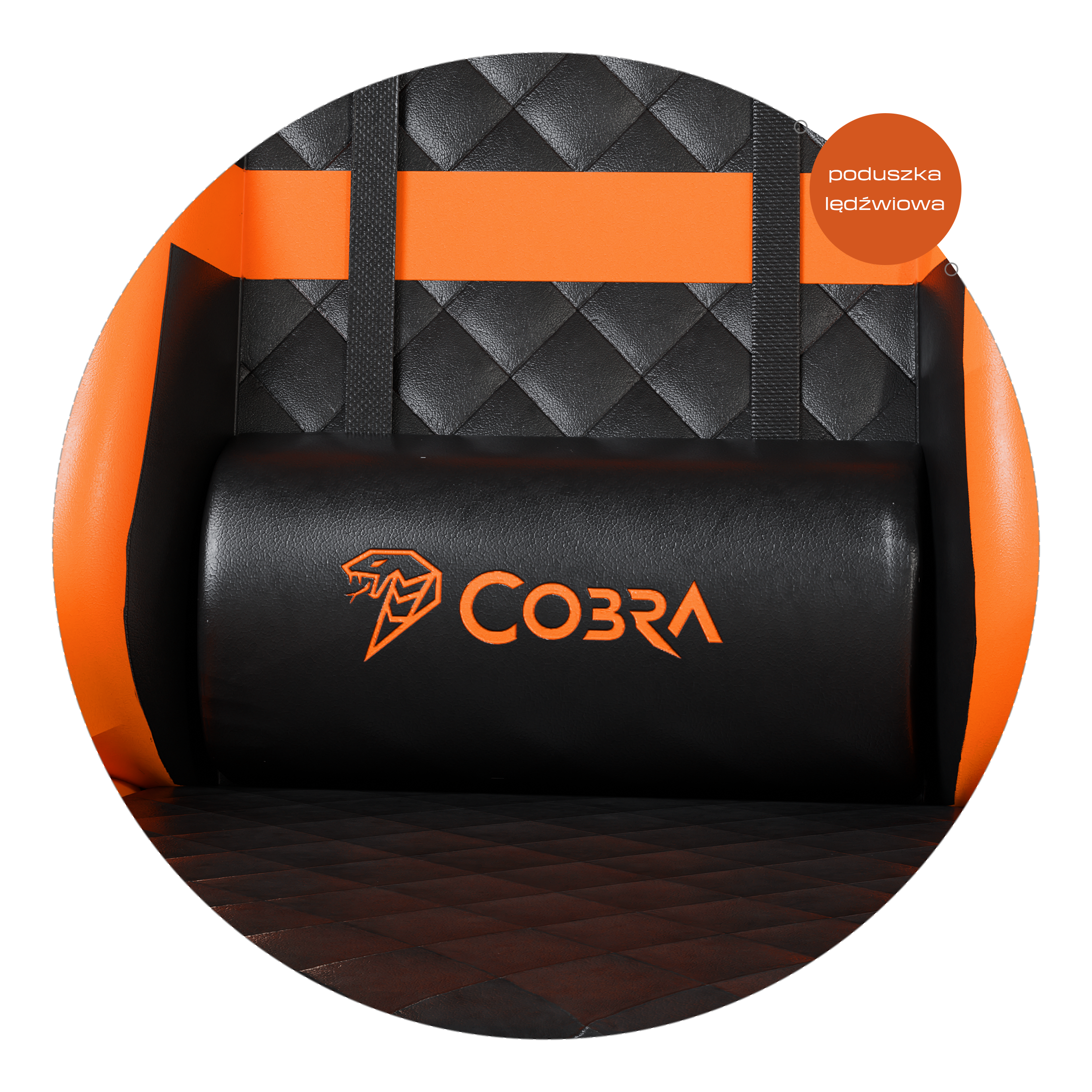 Czarna poduszka z pomarańczowym logo Cobra na krześle z pomarańczowymi akcentami.