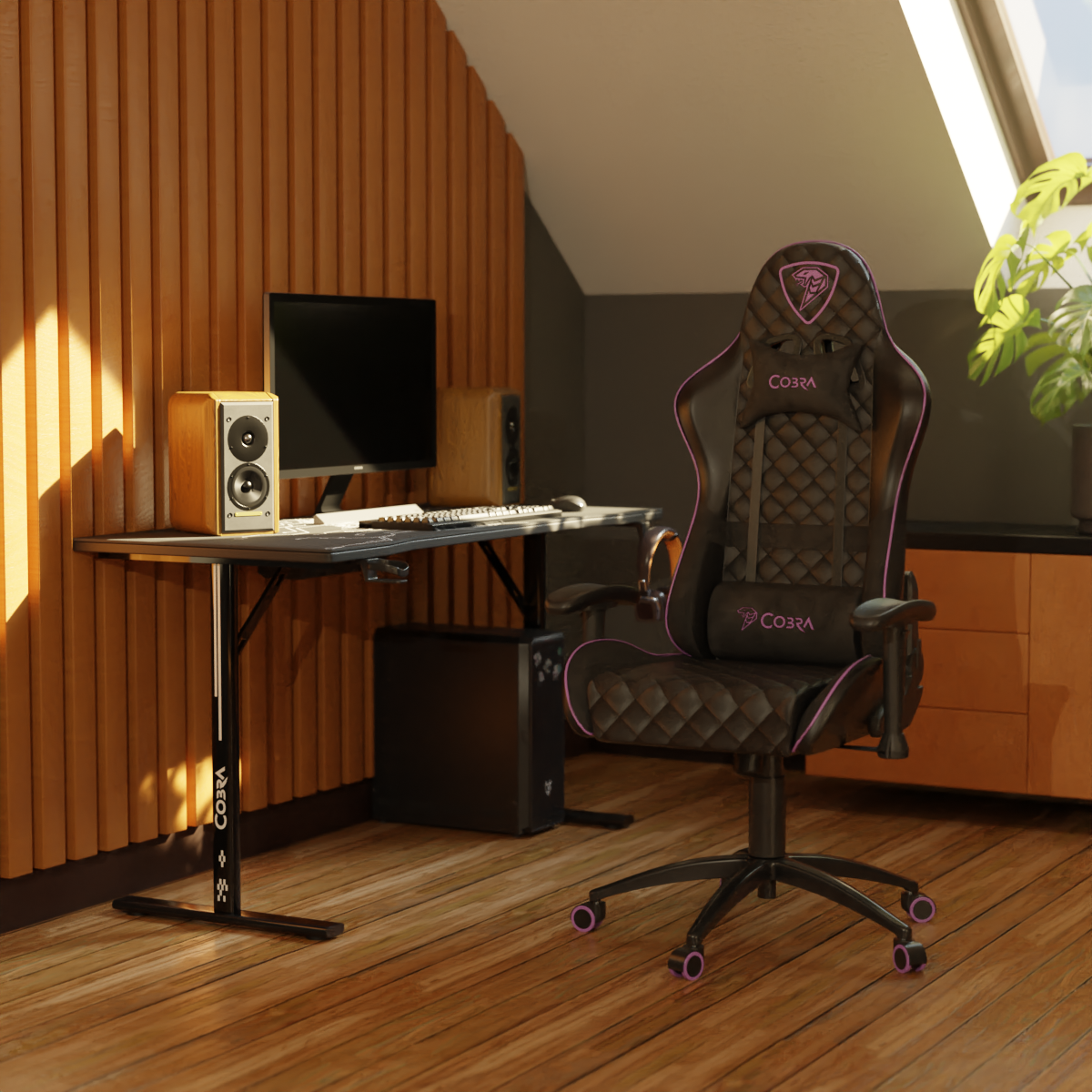 Czarny fotel gamingowy z fioletowym wykończeniem obok biurka z monitorem.