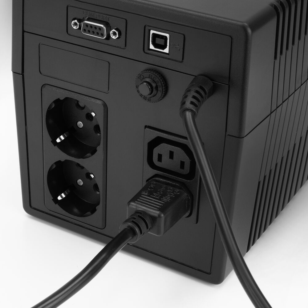 Nahaufnahme der Anschlüsse eines schwarzen Geräts mit zwei Steckdosen, einem USB- und einem seriellen Anschluss.