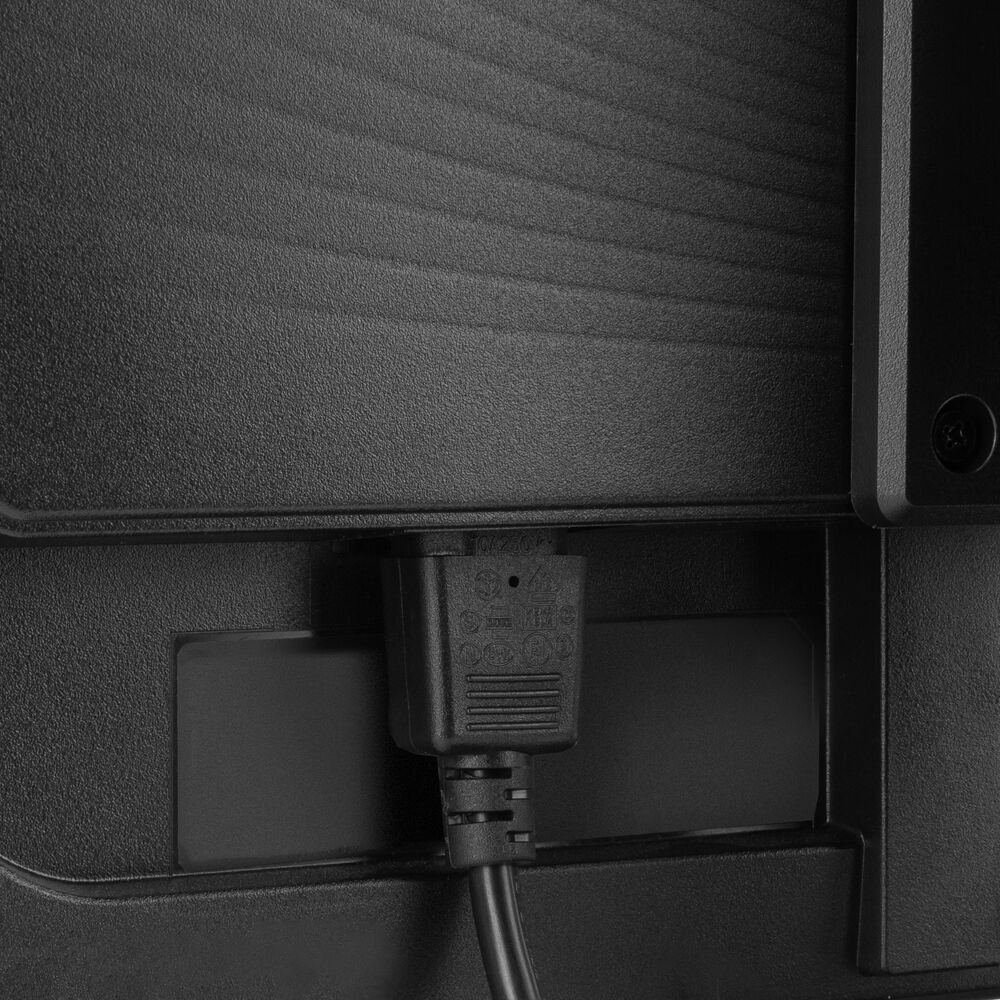 Ein schwarzer Stecker ist in eine schwarze Buchse an einem schwarzen Gerät eingesteckt.