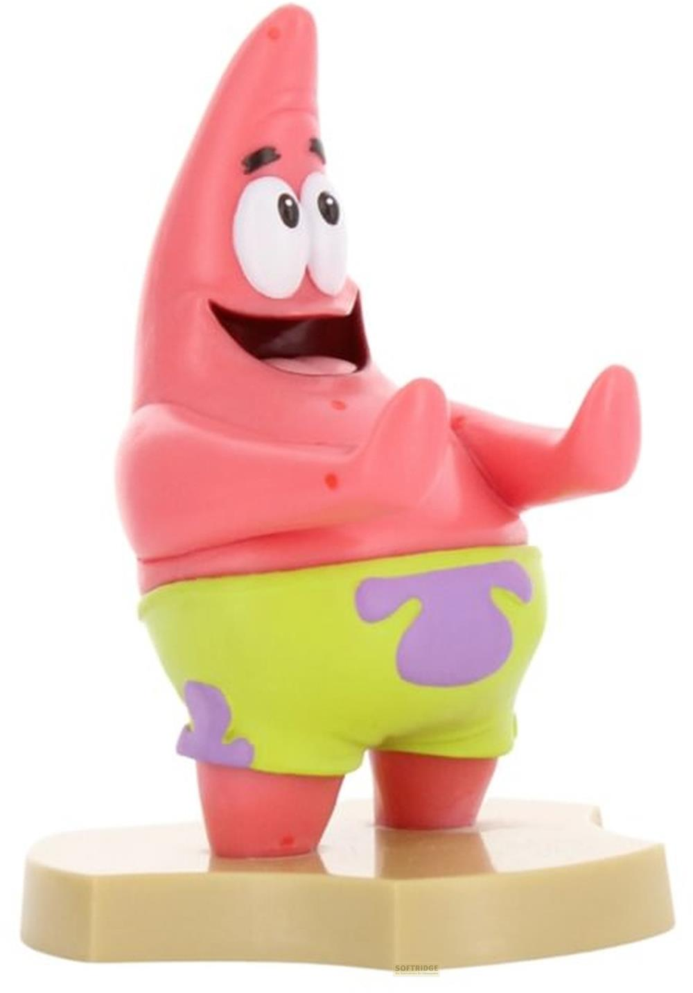 Eine rosa Patrick-Figur mit grüner Hose steht auf einer braunen Basis.