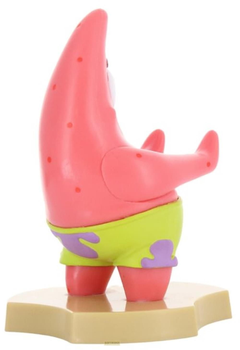 Patrick Star Figur in grüner Hose mit lila Flecken auf braunem Sockel.