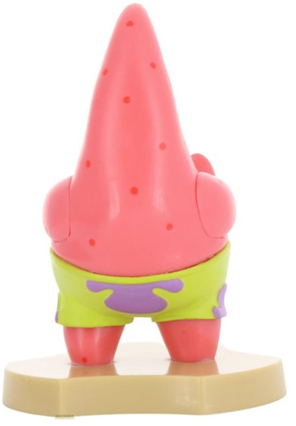 Patrick Star Figur in grüner Hose mit lila Flecken auf Sandbasis.