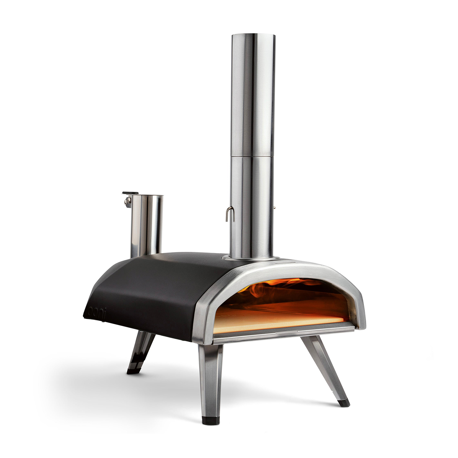 Un forno per pizza compatto con camino in acciaio inox e fiamma visibile.