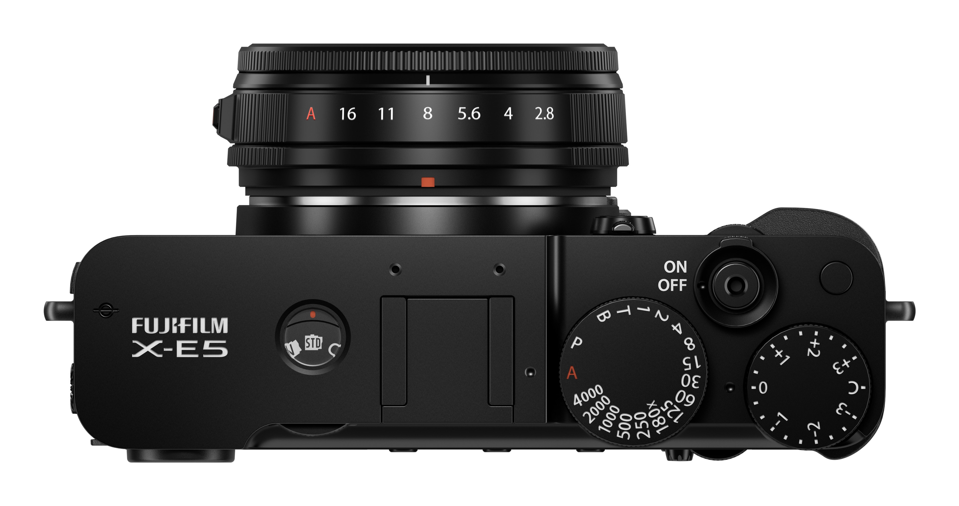 Vista superior de una cámara Fujifilm X-E5 negra con lente, diales y etiquetas.