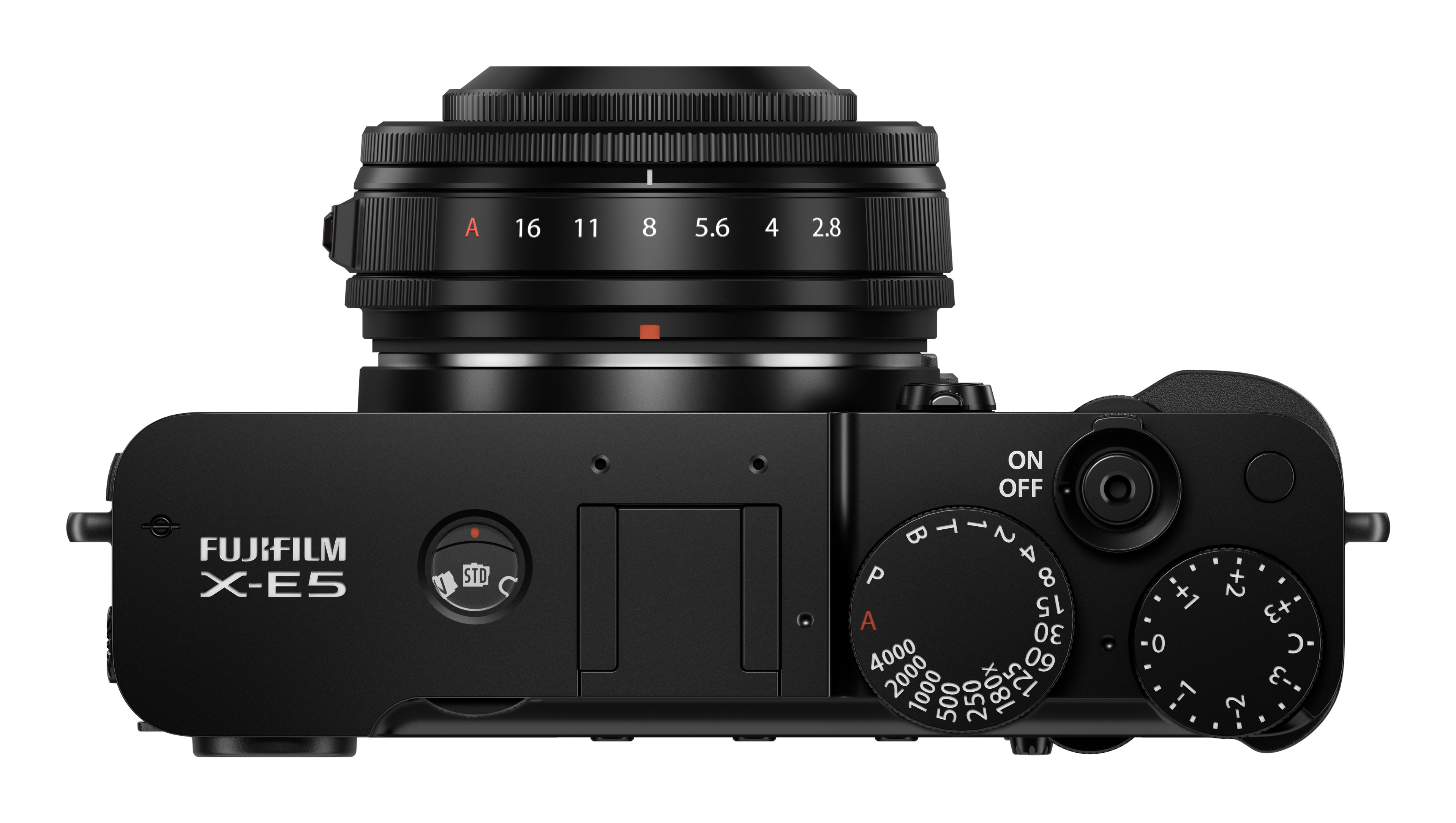 Cámara FujiFilm X-E5 negra con lente, vista detallada de los controles.