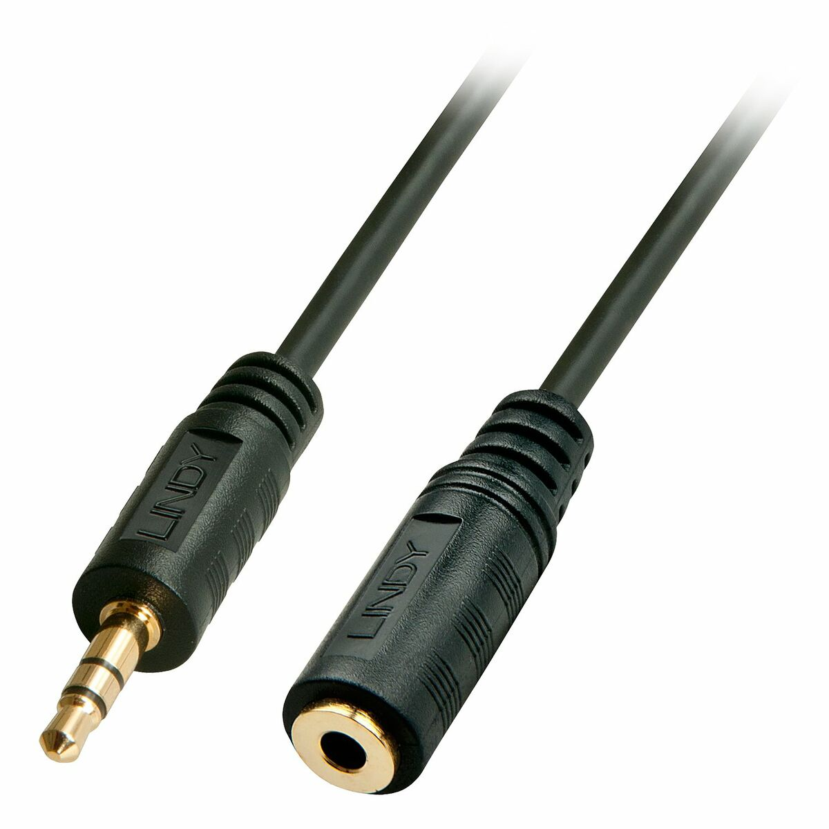 Un cavo audio nero con spina maschio e jack femmina da 3,5 mm, entrambi 'Lindy'.