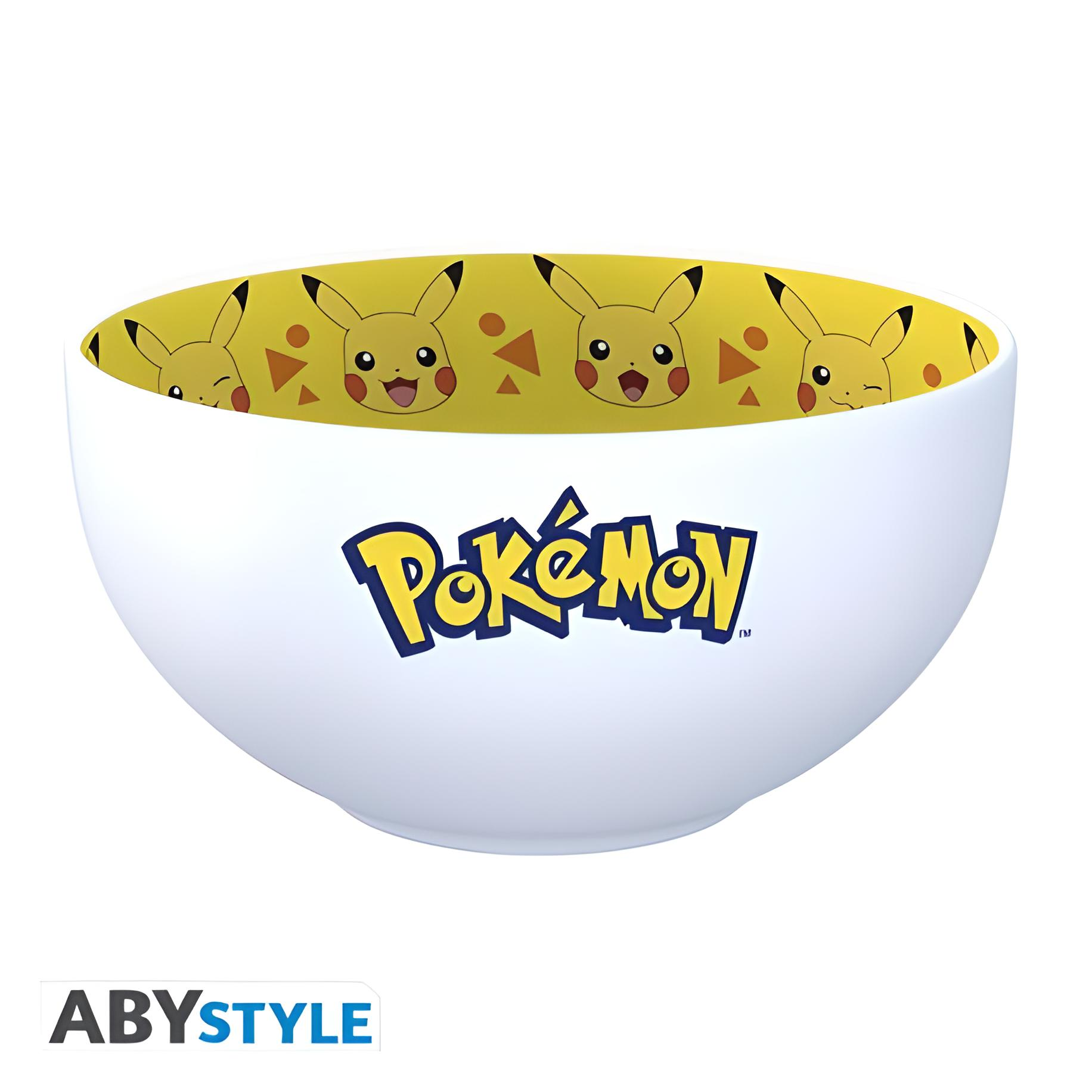 Bol blanco con logo de Pokémon y caras de Pikachu sobre fondo amarillo.
