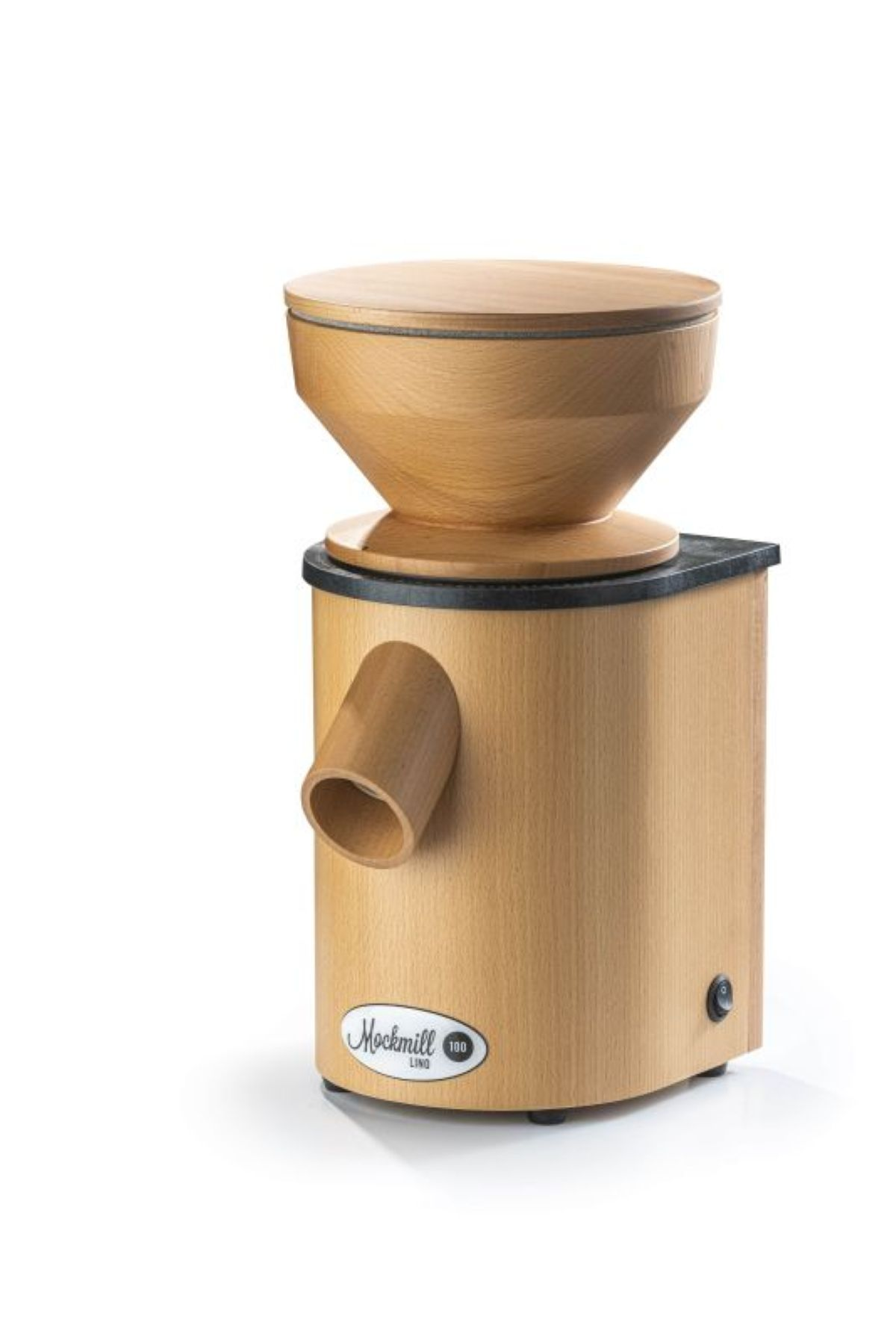Holzgetreidemühle mit Trichter und Auswurf.