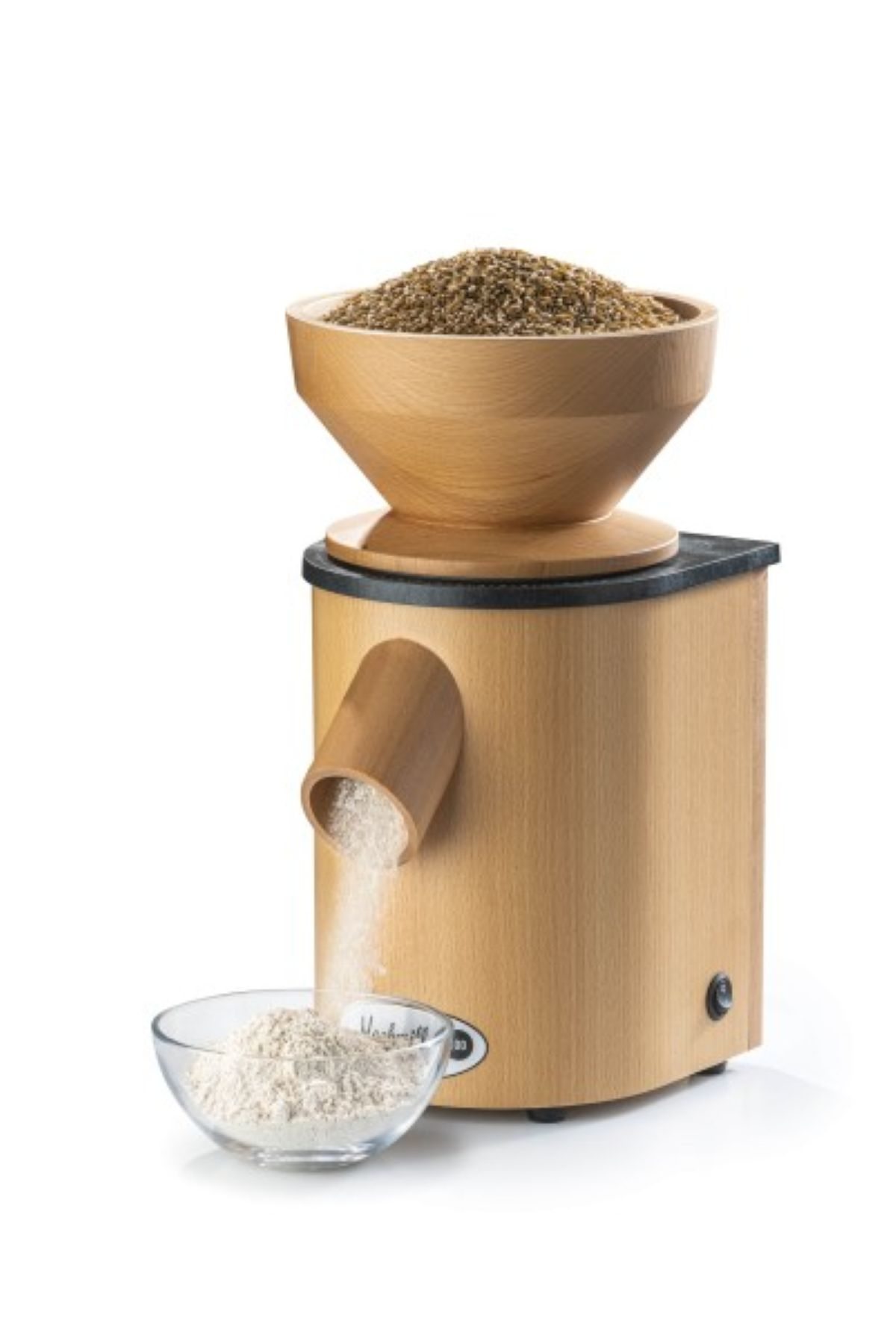 Ein Holzgetreidemüller mahlt Getreide zu Mehl in eine Glasschüssel.