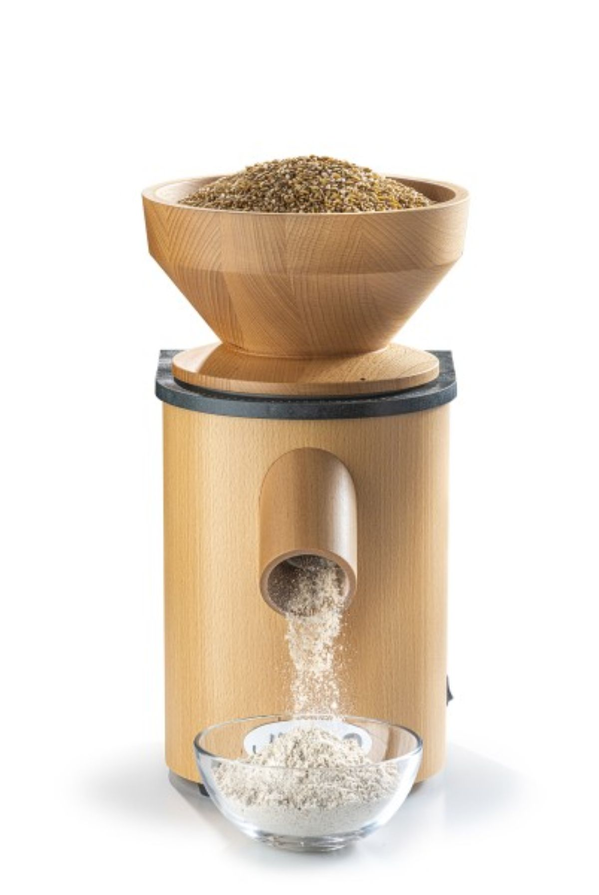 Holzmühle mahlt Getreide zu Mehl in eine Glasschüssel.