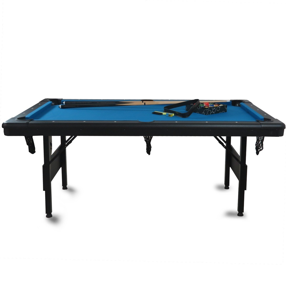Een blauwe biljarttafel met keus, ballen en een driehoek op witte achtergrond.