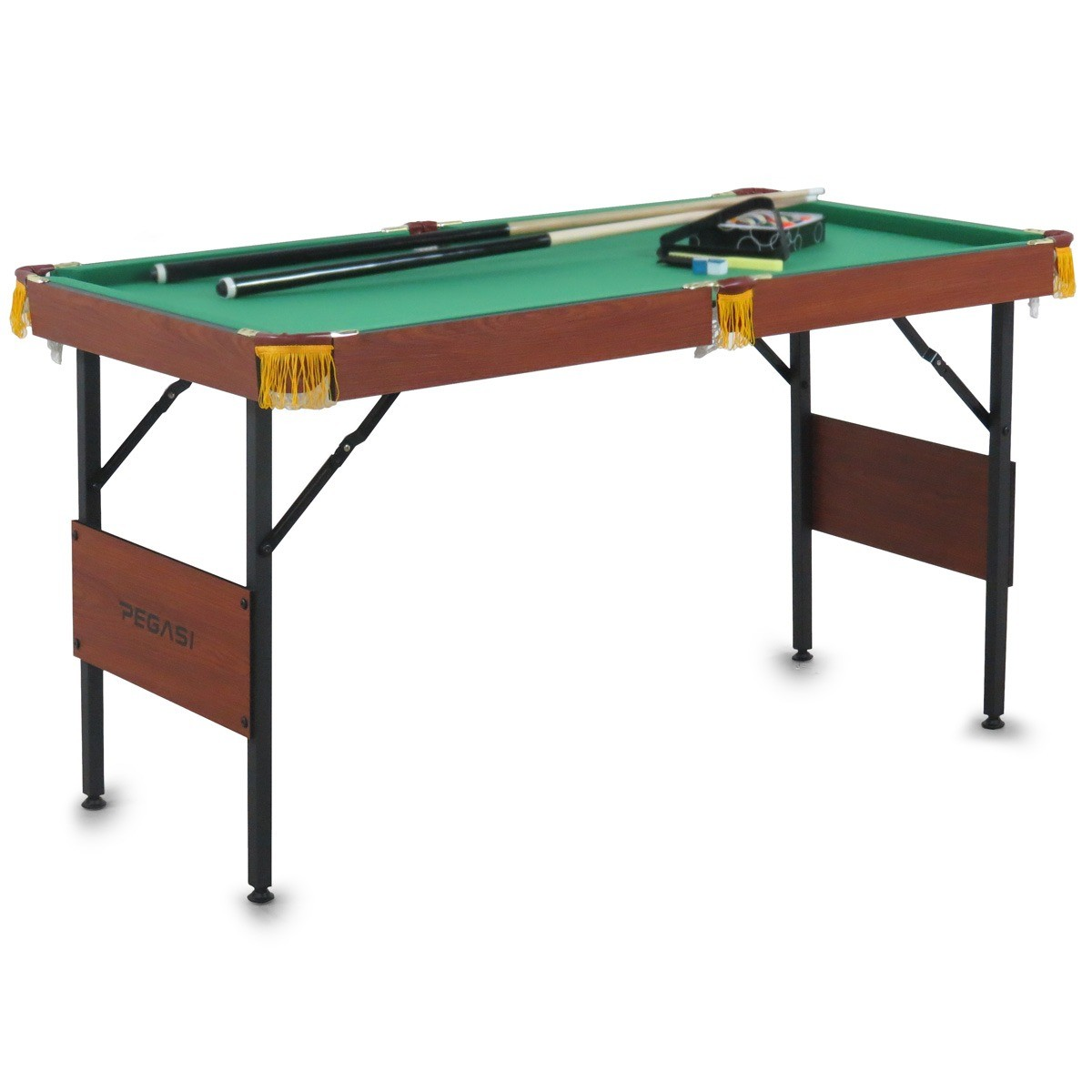 Een groene pooltafel met houten frame, zwarte poten en accessoires.