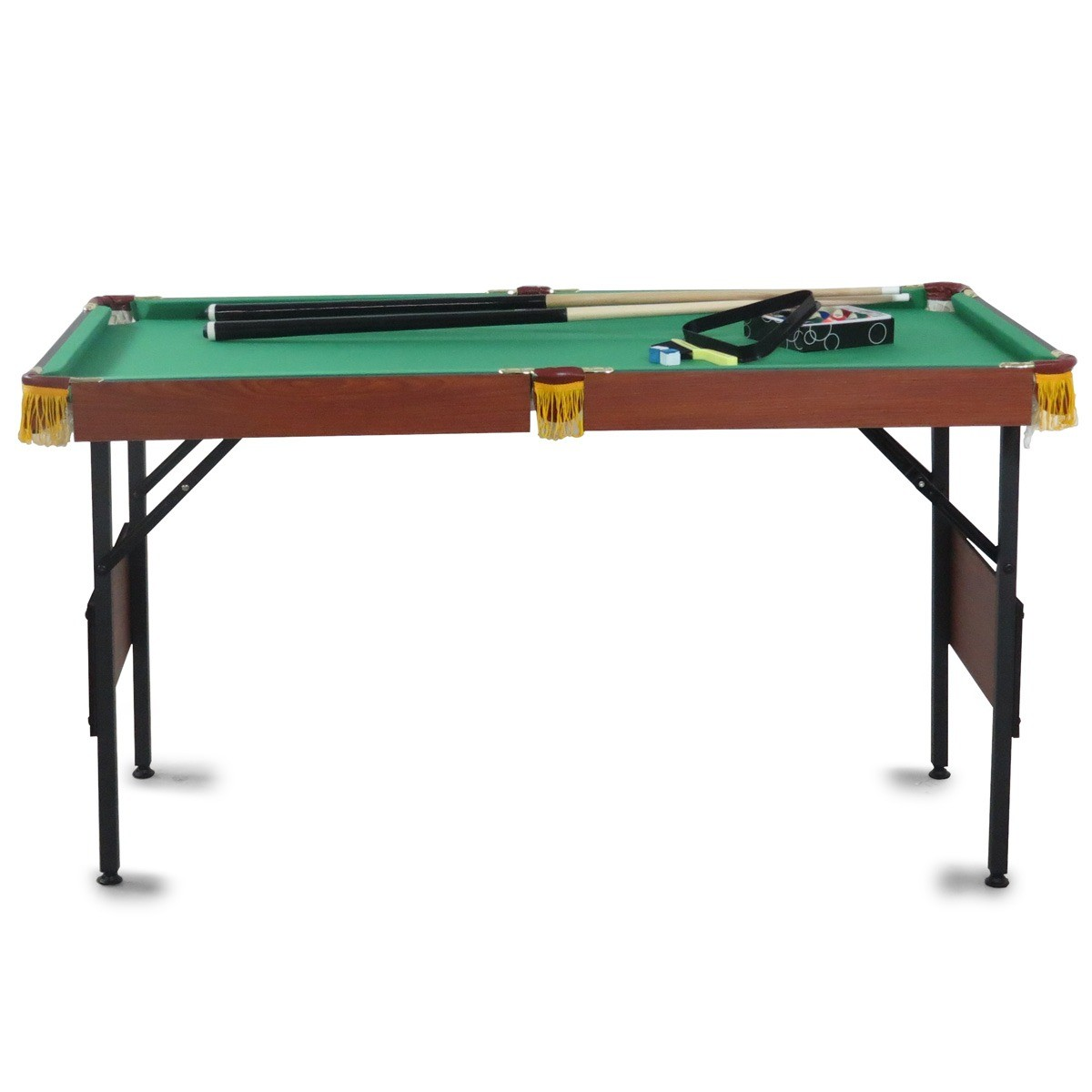 Een groene biljarttafel met houten frame, vier keus en een balrek.