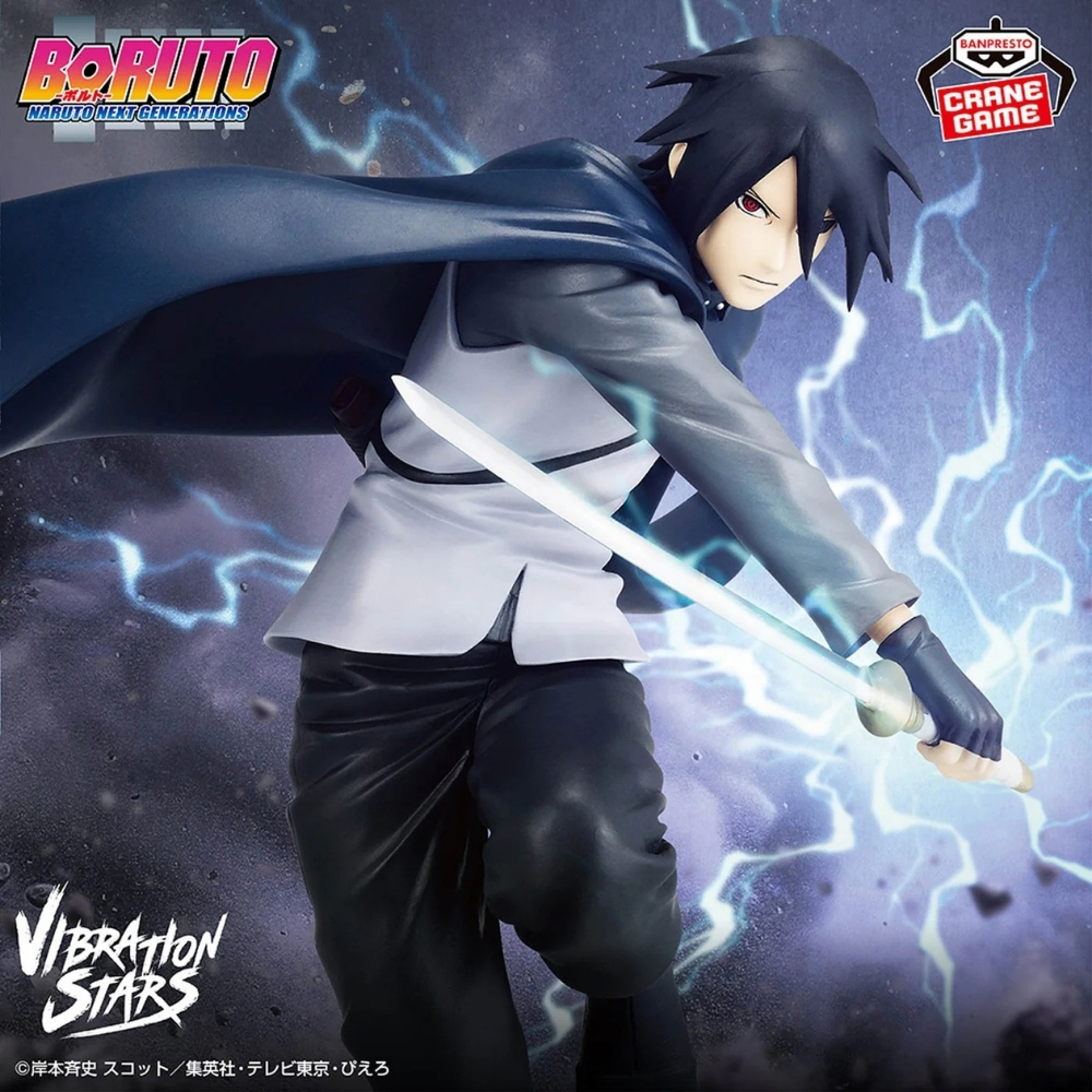Figur von Sasuke mit Schwert, umgeben von blauen Blitzen.