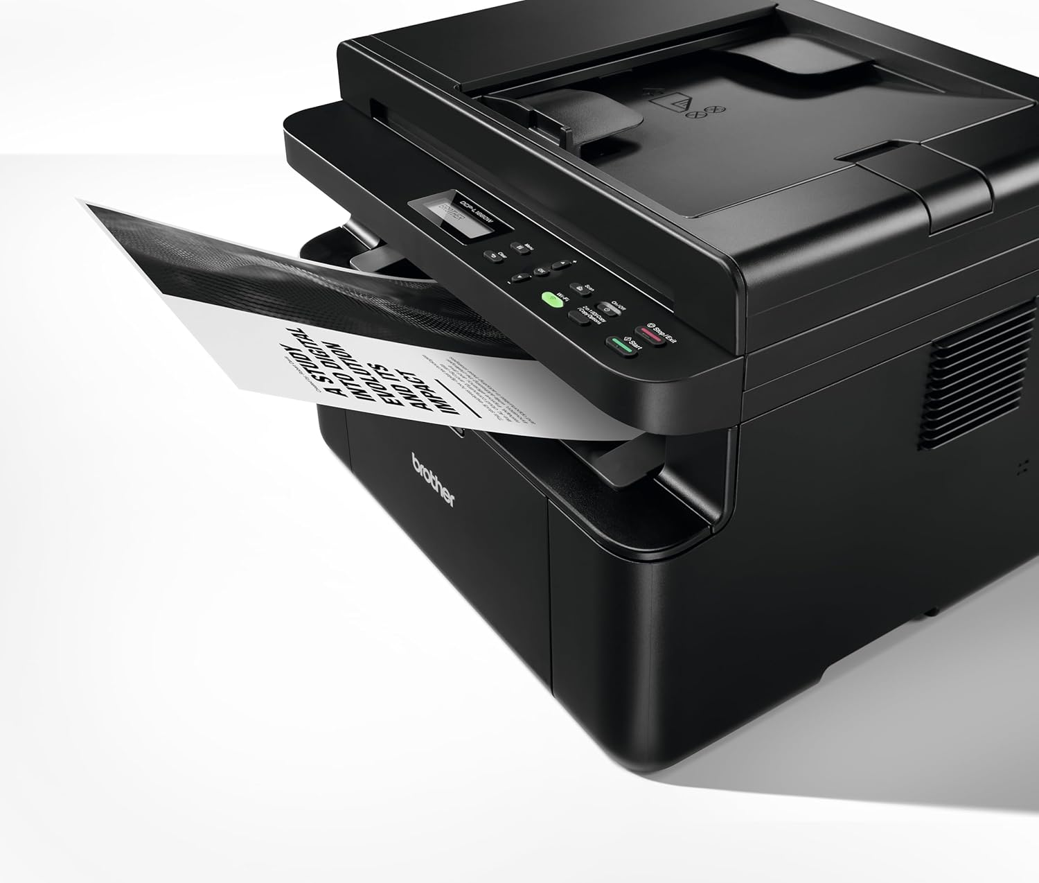 Czarna drukarka Brother z kartką papieru wychodzącą z podajnika wyjściowego.