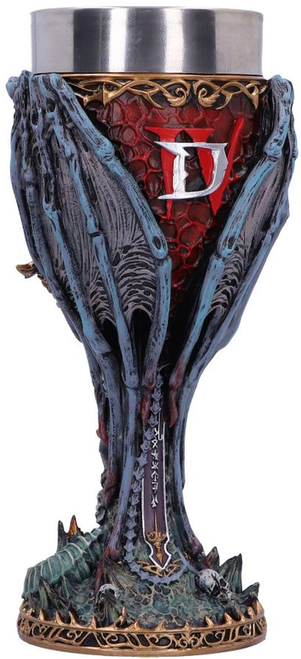 Ein Becher mit einem roten, schuppigen Design und einem silbernen 'D'-Symbol, gehalten von blauen Klauen.