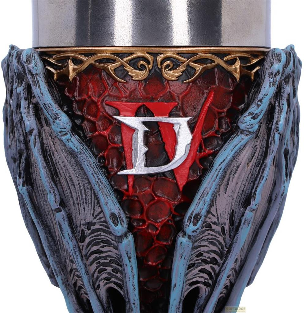 Detail einer Tasse mit Flügeln, rotem Drachenschuppenmuster und dem Diabolo IV-Logo.