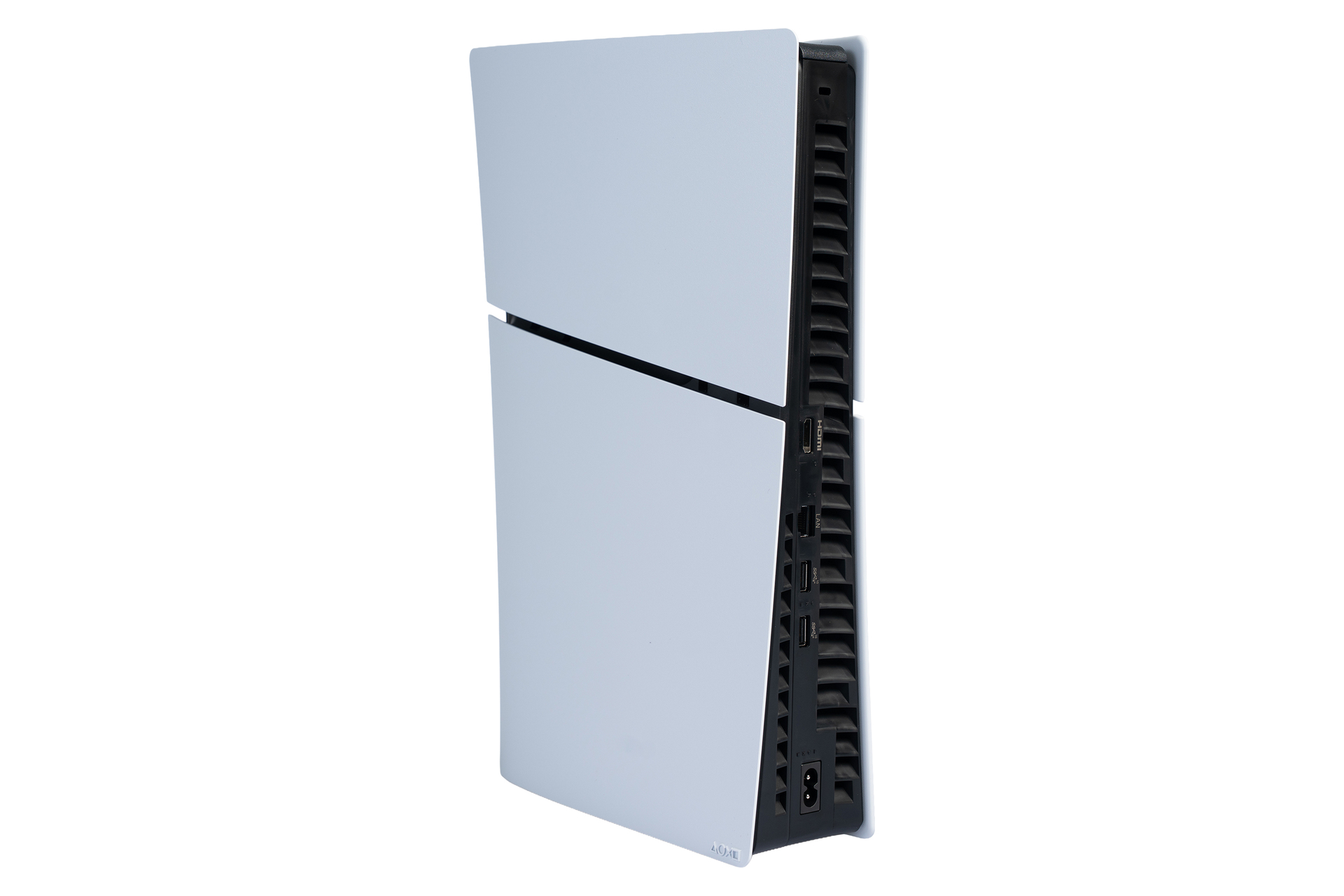 Biała konsola do gier z czarnymi otworami wentylacyjnymi i portami.