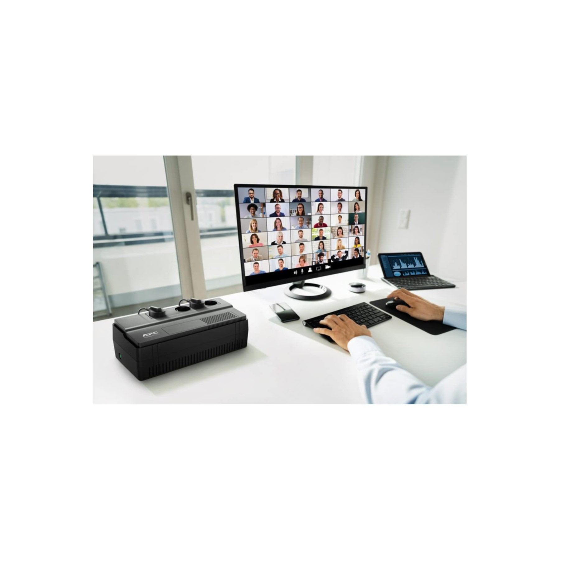 Mężczyzna bierze udział w spotkaniu online na monitorze.