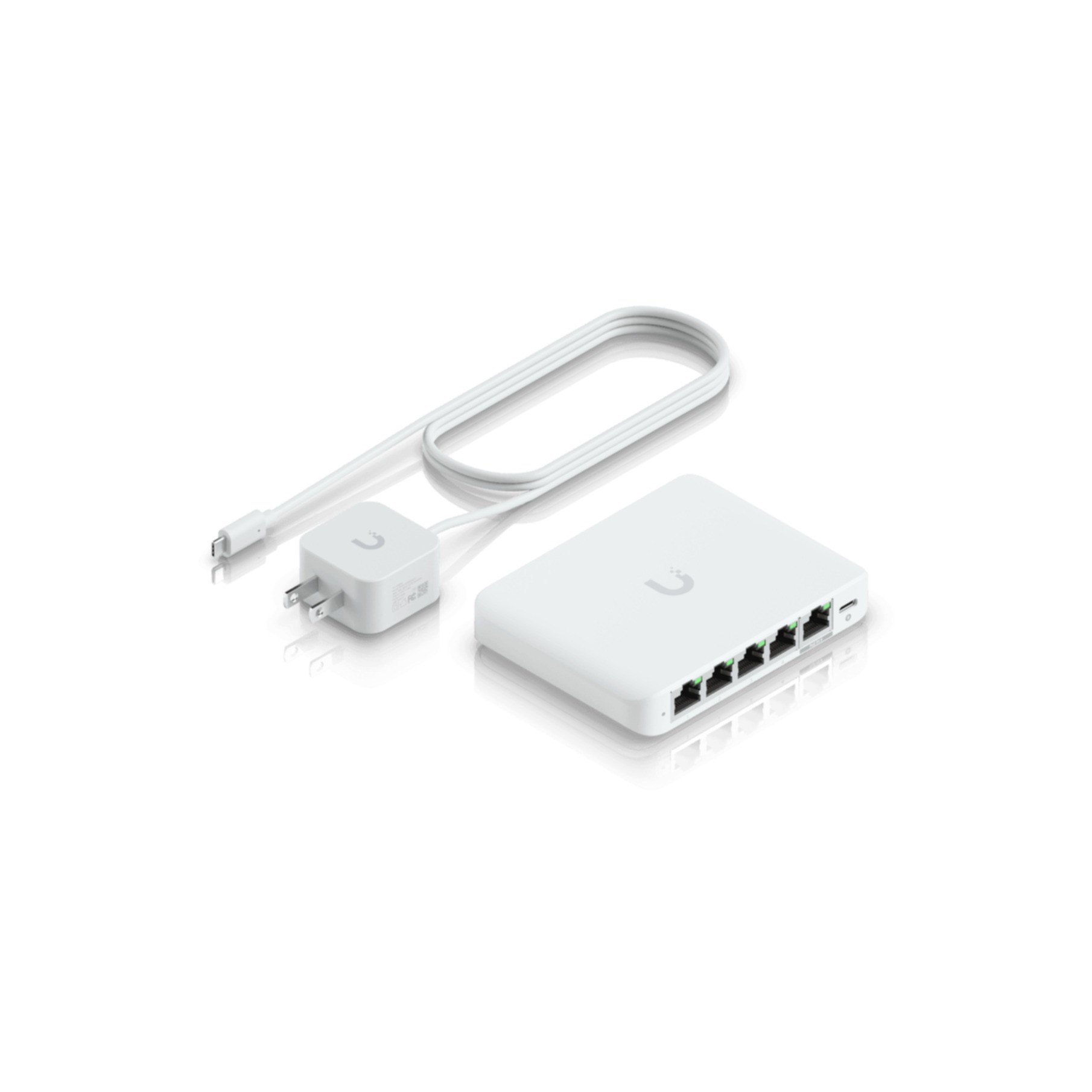 Een witte netwerkswitch met vier poorten naast een voedingsadapter en kabel.