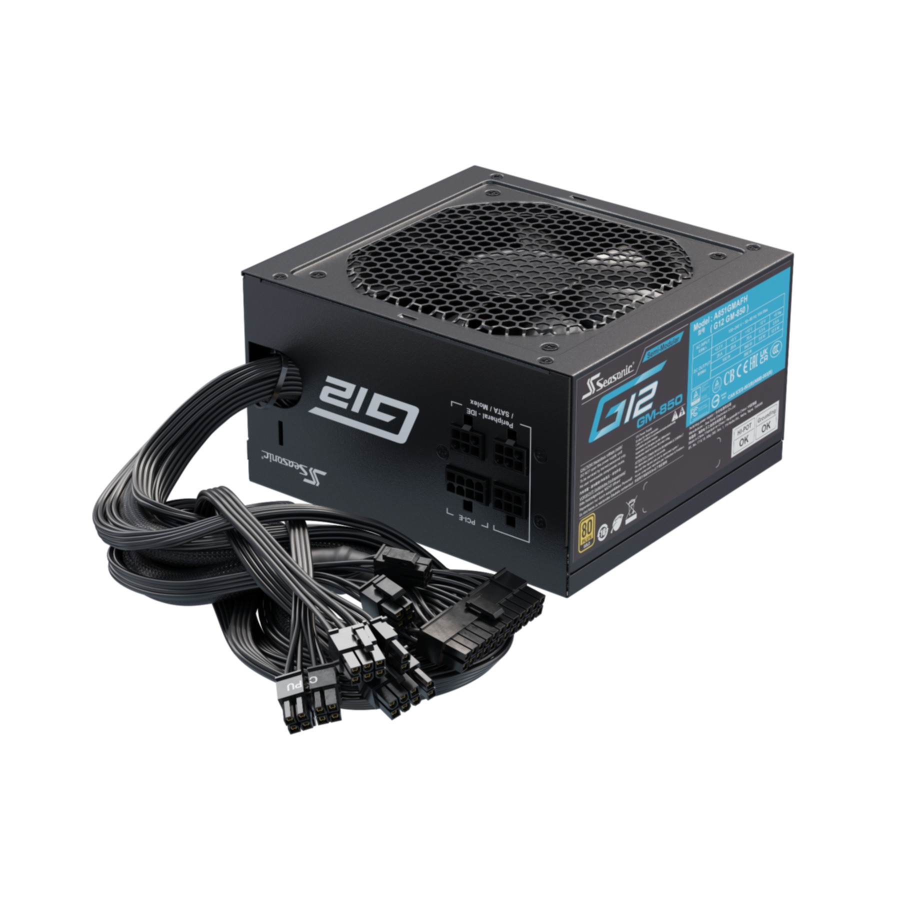 Czarny zasilacz komputerowy z kablami. Wentylator na górze, porty z przodu.