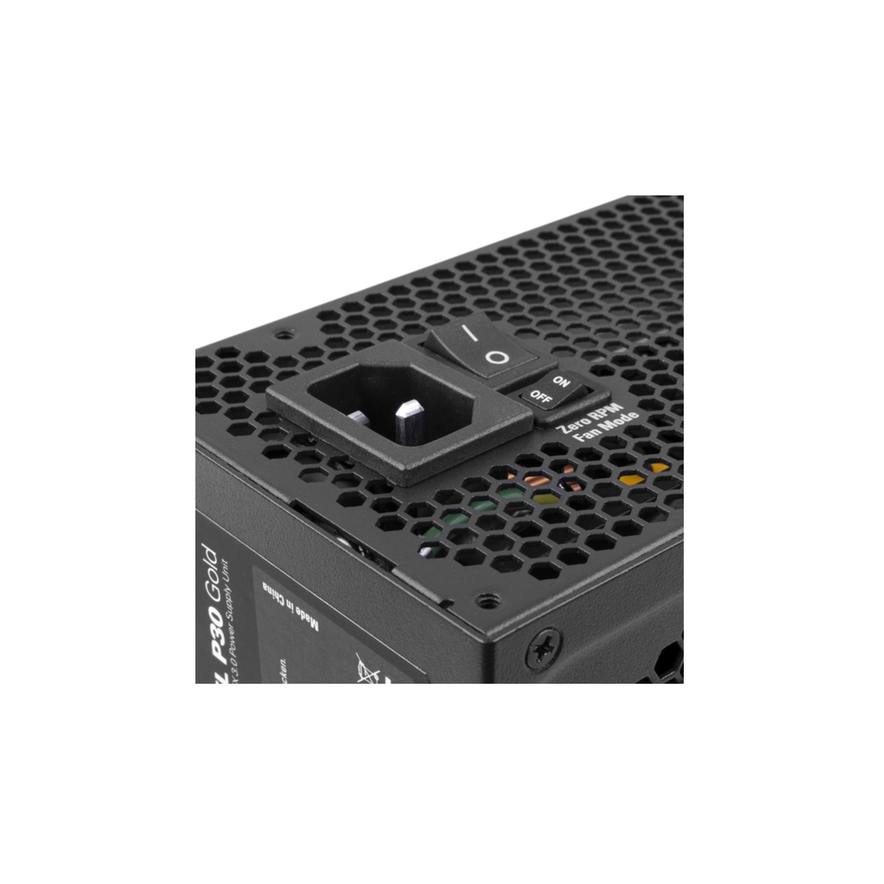 Czarny zasilacz z włącznikiem i etykietą "Zero RPM Fan Mode".