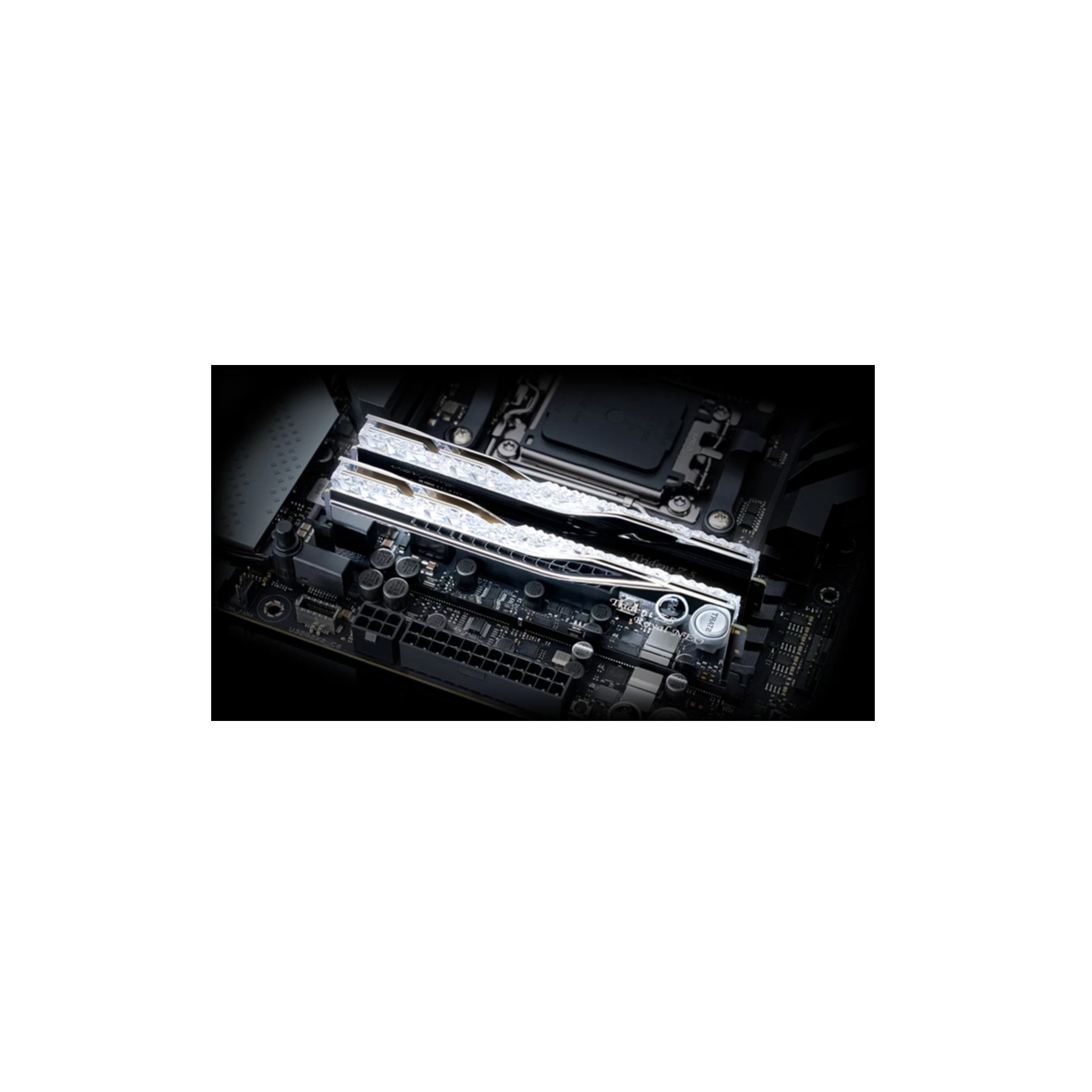 Płyta główna z dwoma modułami RAM i gniazdem CPU.