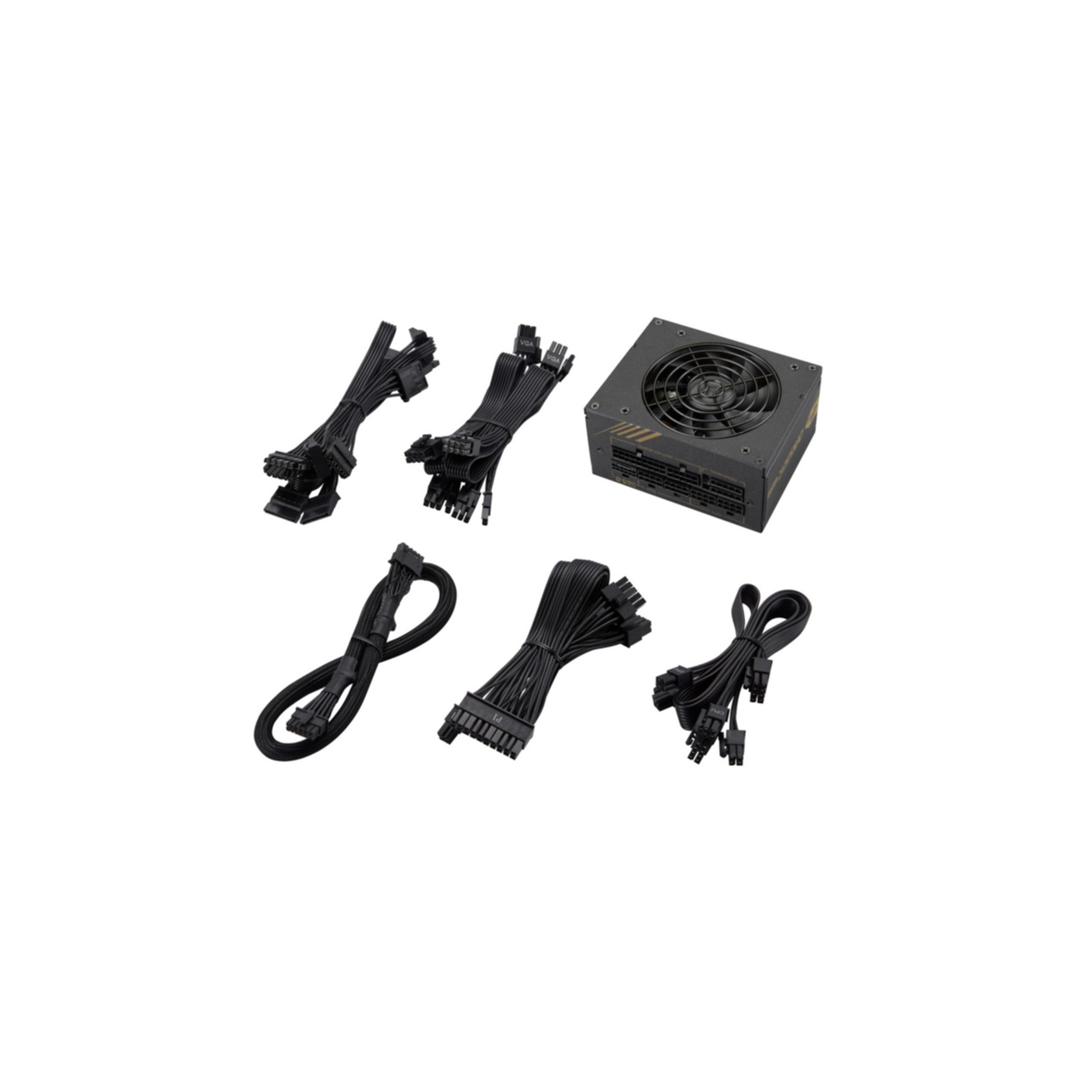 Zasilacz i kilka czarnych kabli na białym tle.