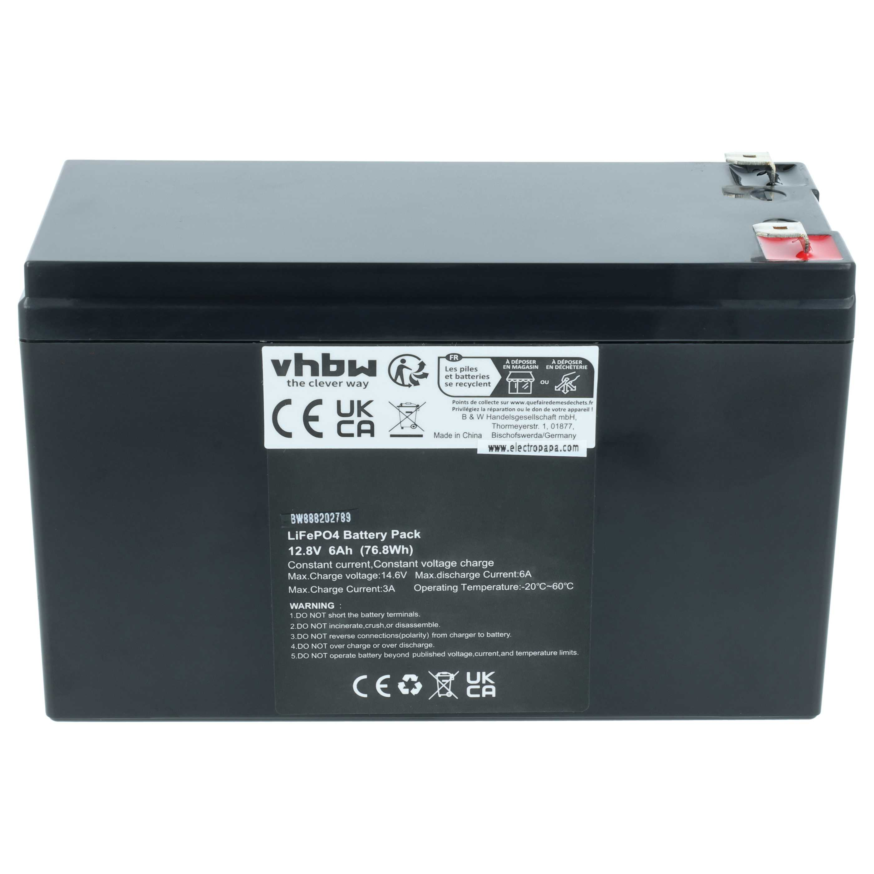 Schwarzer LiFePO4 Akku 12,8V 6Ah, mit Aufkleber und Anschlussklemmen.