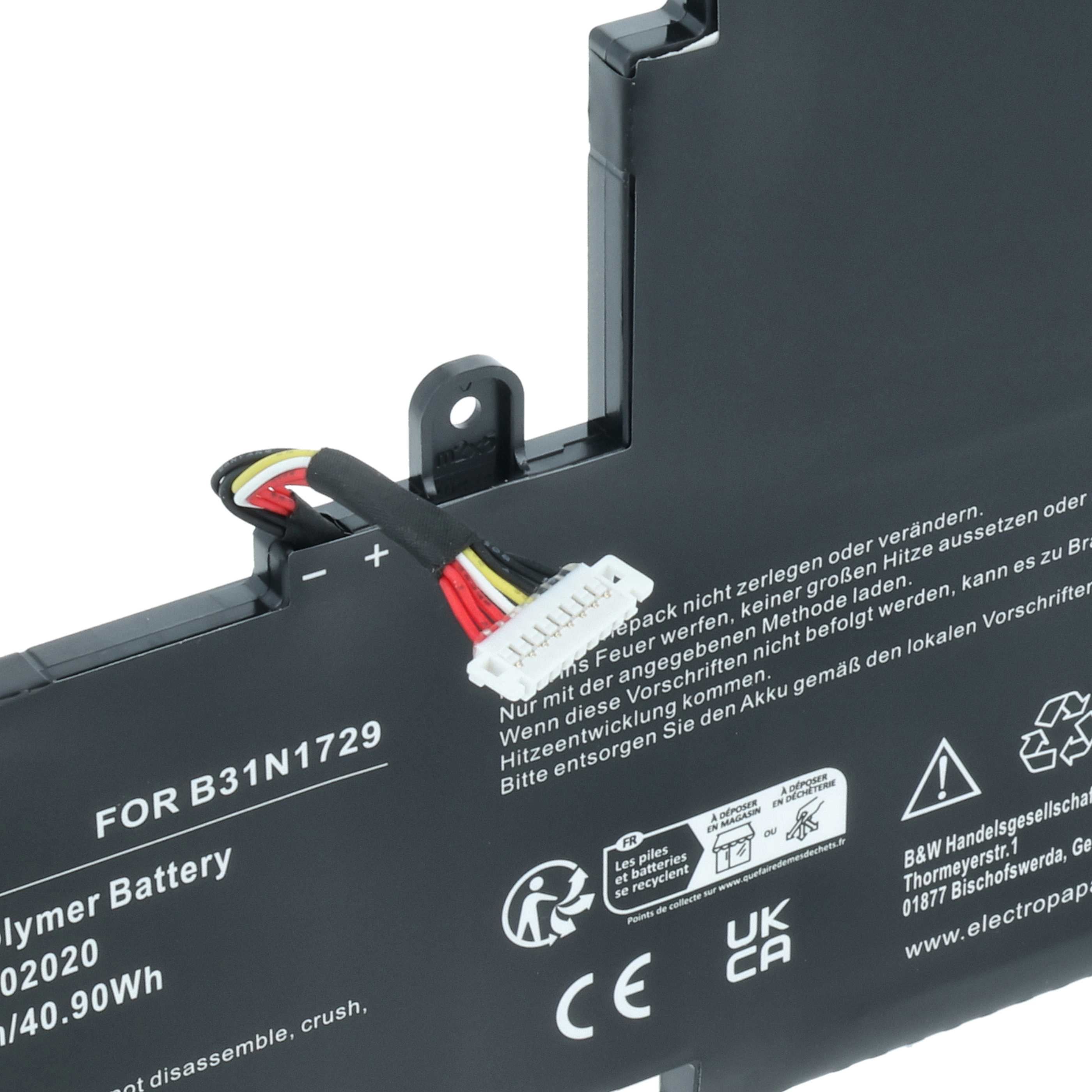 Schwarzer Akku mit weißem Stecker und Kabeln, Modell B31N1729.